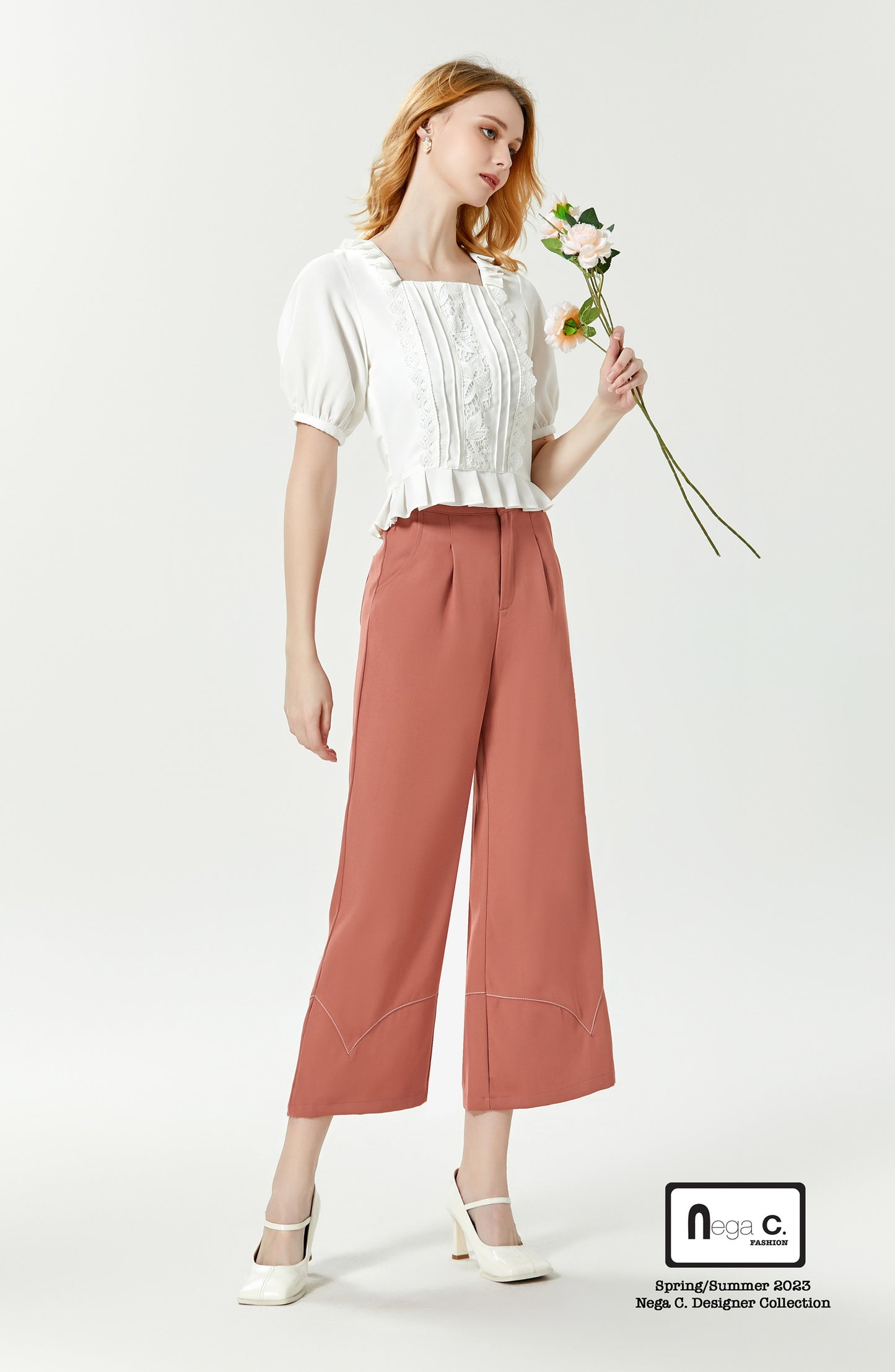 Nega C. 可愛方領蕾絲壓摺衫腳上衣| 白色| 有裡襯