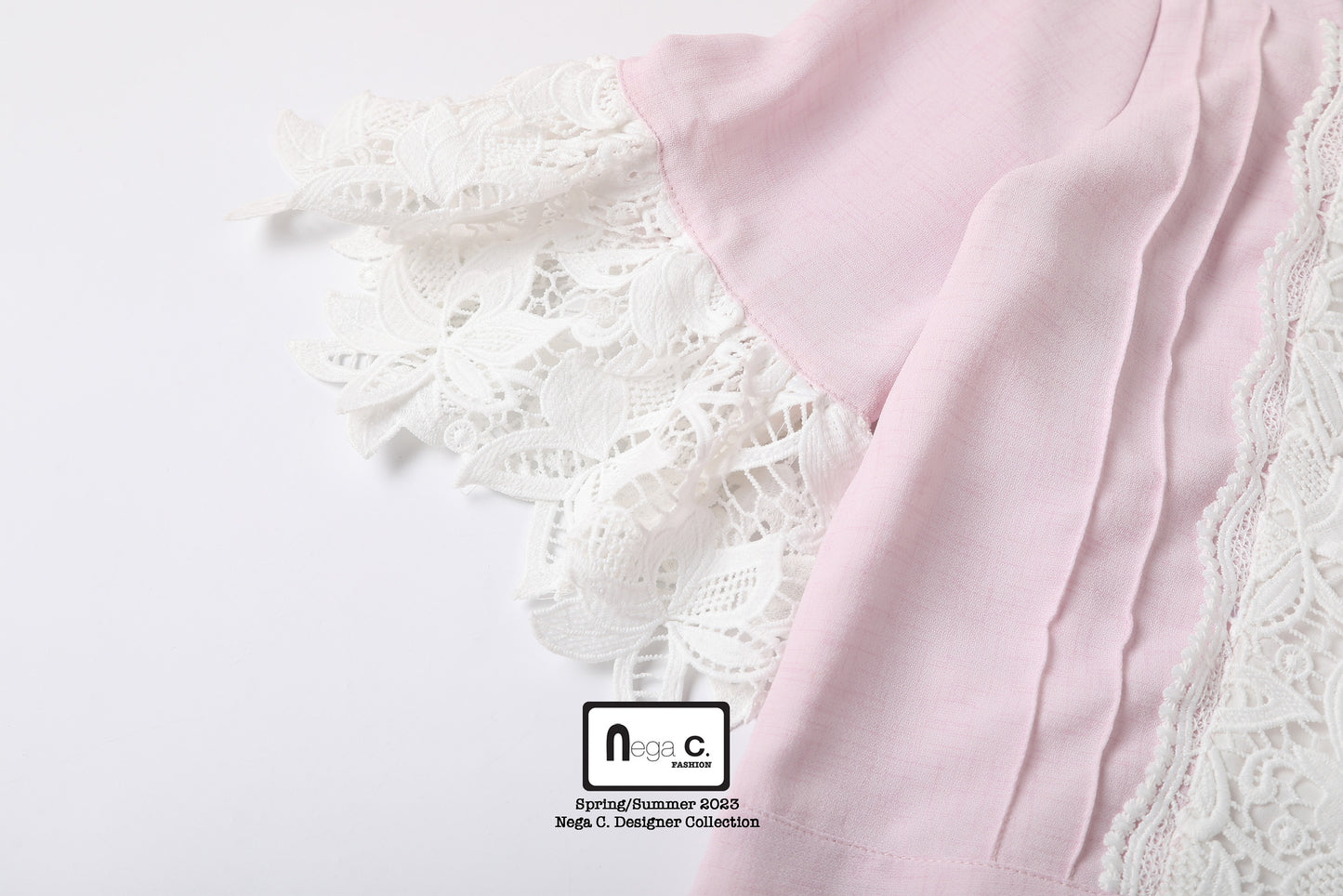 Nega C. เสื้อคอเหลี่ยมลูกไม้เย็บปะติดปะต่อแขนกระดิ่ง | สีชมพู | มีซับใน