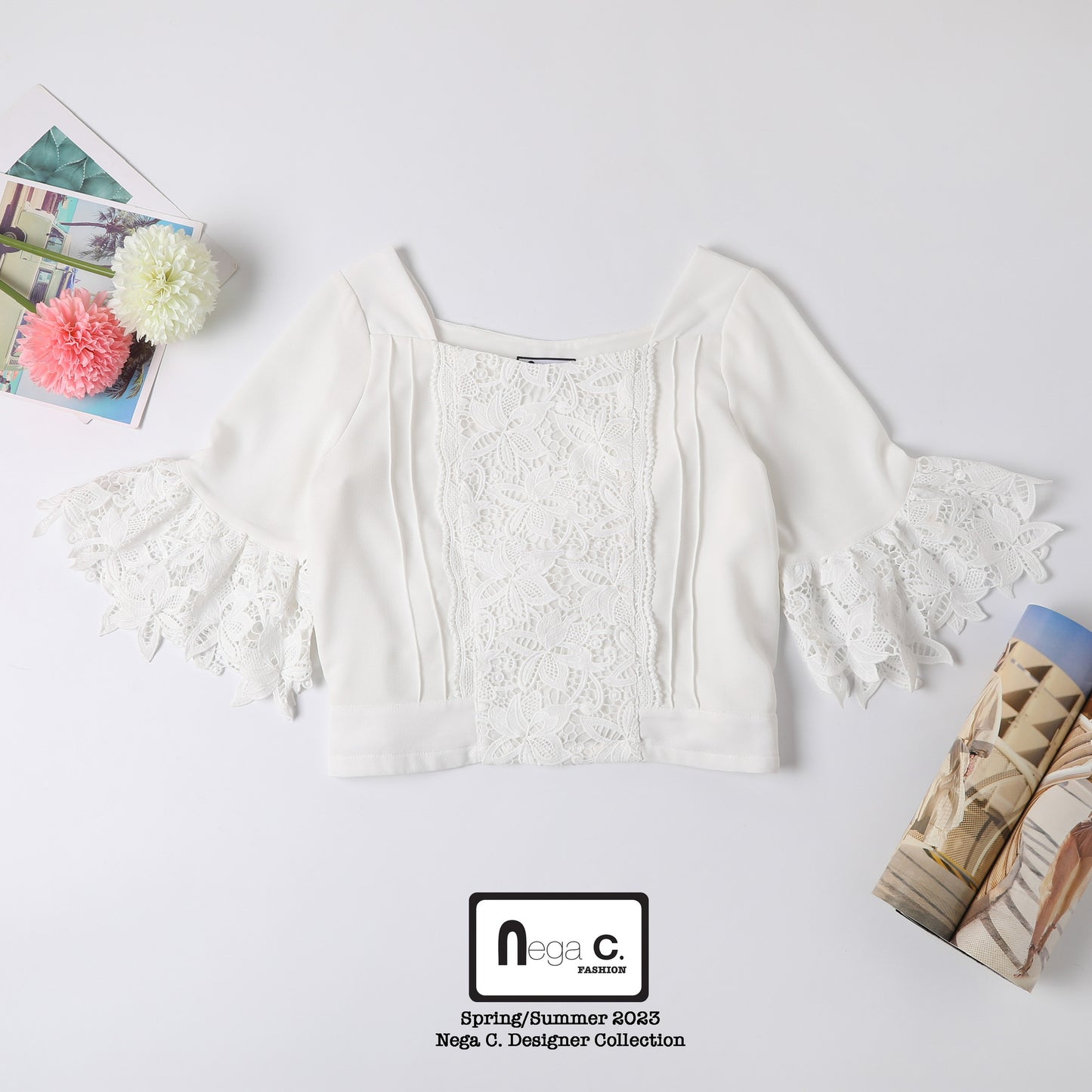 Nega C. เสื้อคอเหลี่ยมลูกไม้เย็บปะติดปะต่อแขนกระดิ่ง | ขาว | มีซับใน