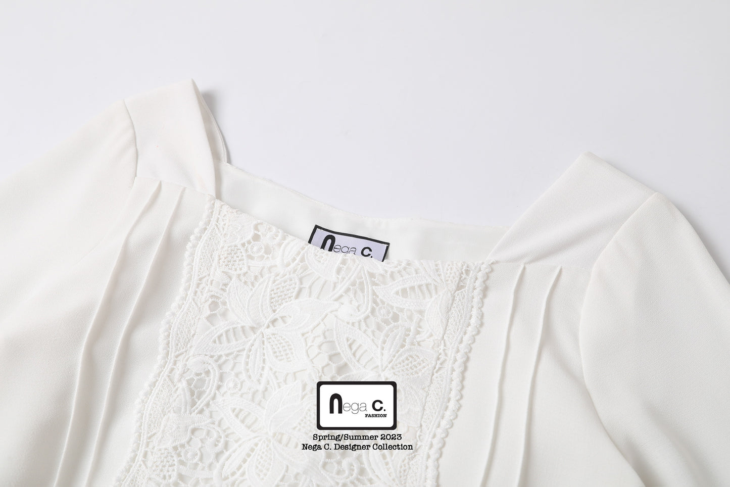 Nega C. เสื้อคอเหลี่ยมลูกไม้เย็บปะติดปะต่อแขนกระดิ่ง | ขาว | มีซับใน