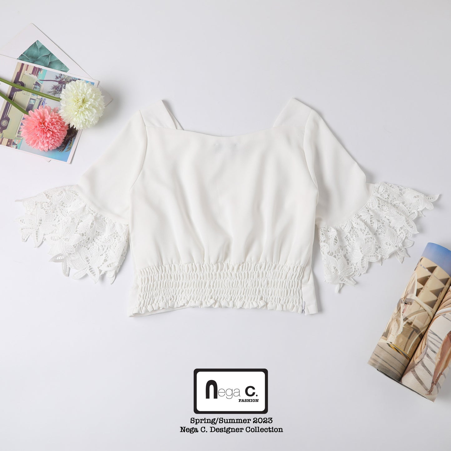 Nega C. เสื้อคอเหลี่ยมลูกไม้เย็บปะติดปะต่อแขนกระดิ่ง | ขาว | มีซับใน
