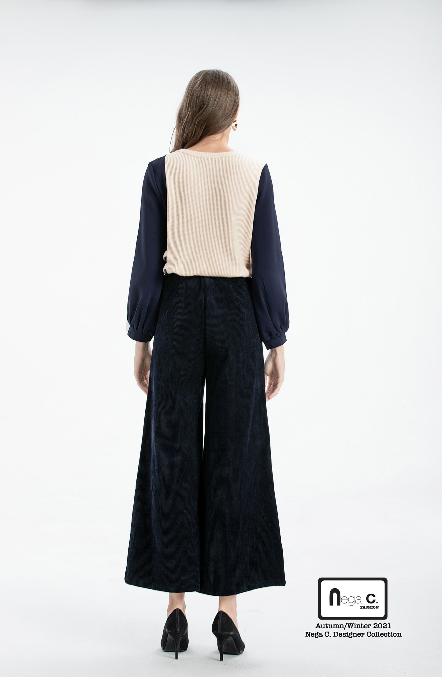 Nega C. เสื้อพัฟเย็บปะติดปะต่อคอกลม | สีน้ำเงินเข้ม | ยืดเล็กน้อย | ไม่มีซับใน