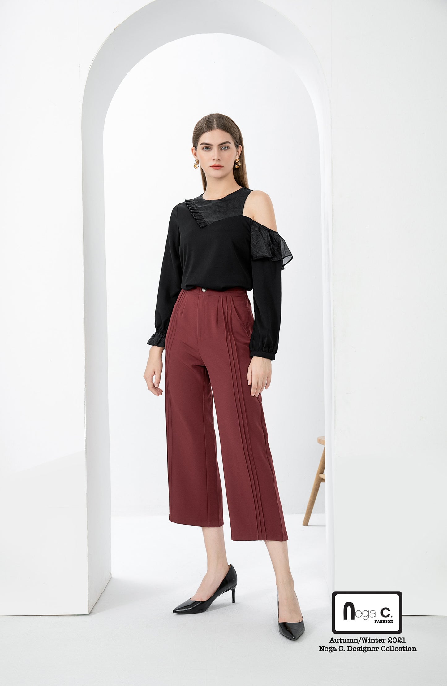 Nega C. Round Neck Pressed Off Shoulder Top|สีดำ|
