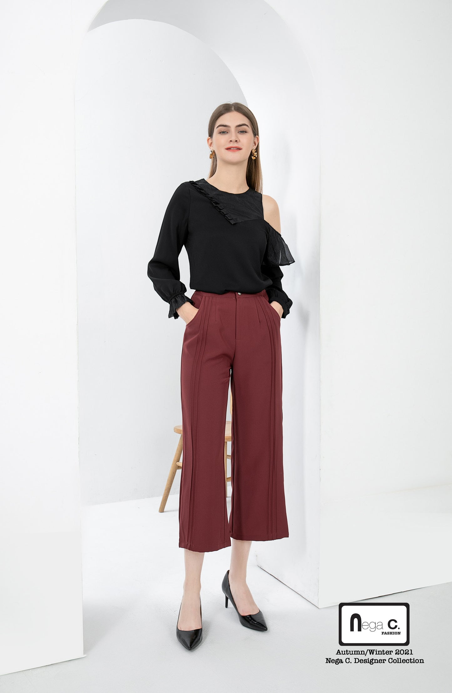 Nega C. Round Neck Pressed Off Shoulder Top|สีดำ|
