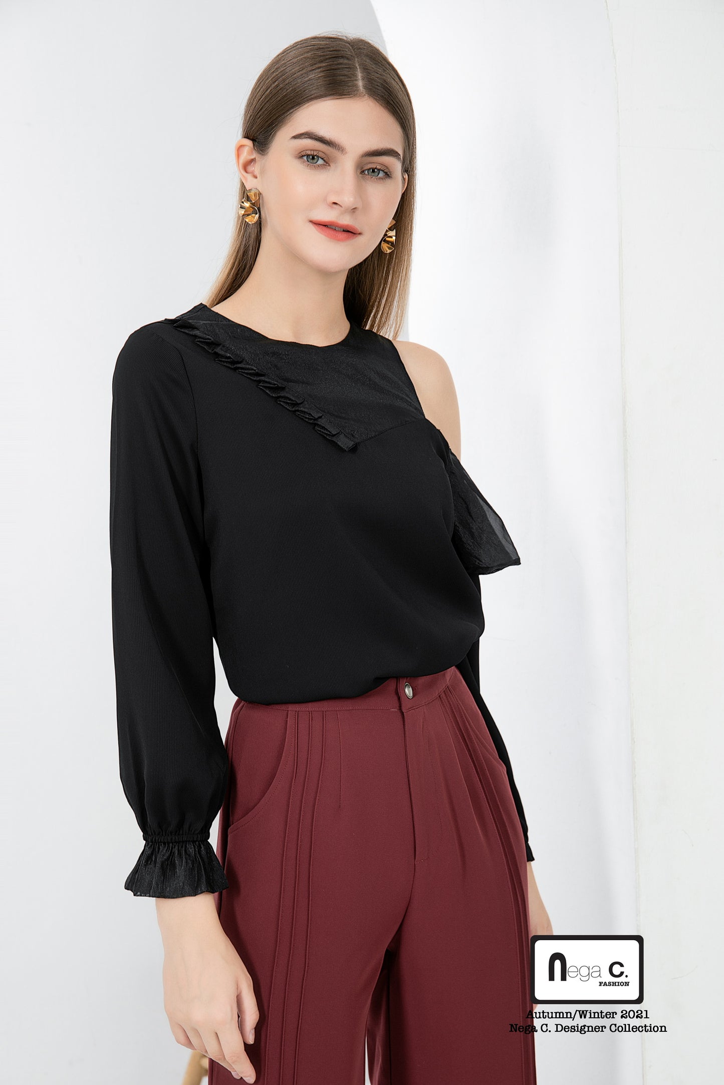 Nega C. Round Neck Pressed Off Shoulder Top|สีดำ|