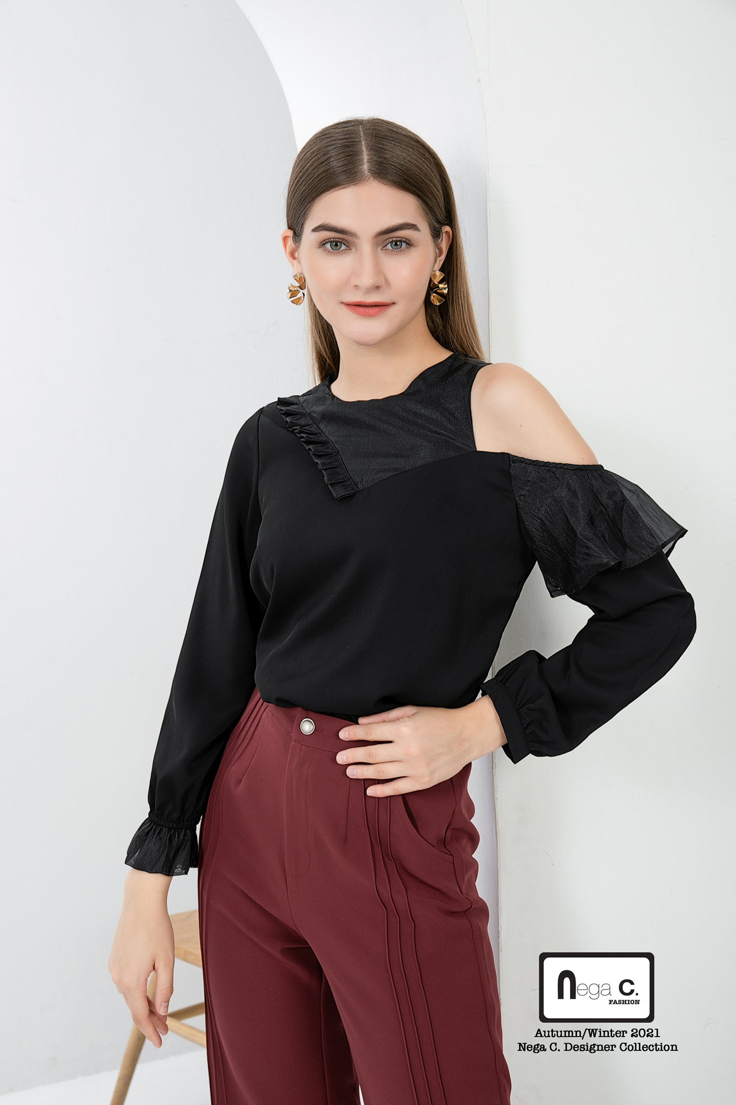 Nega C. Round Neck Pressed Off Shoulder Top|สีดำ|