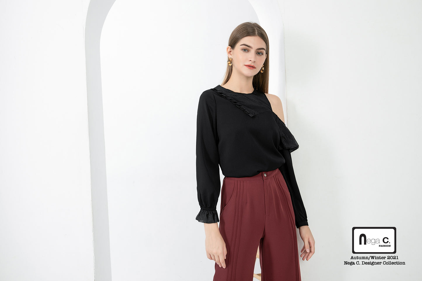 Nega C. Round Neck Pressed Off Shoulder Top|สีดำ|