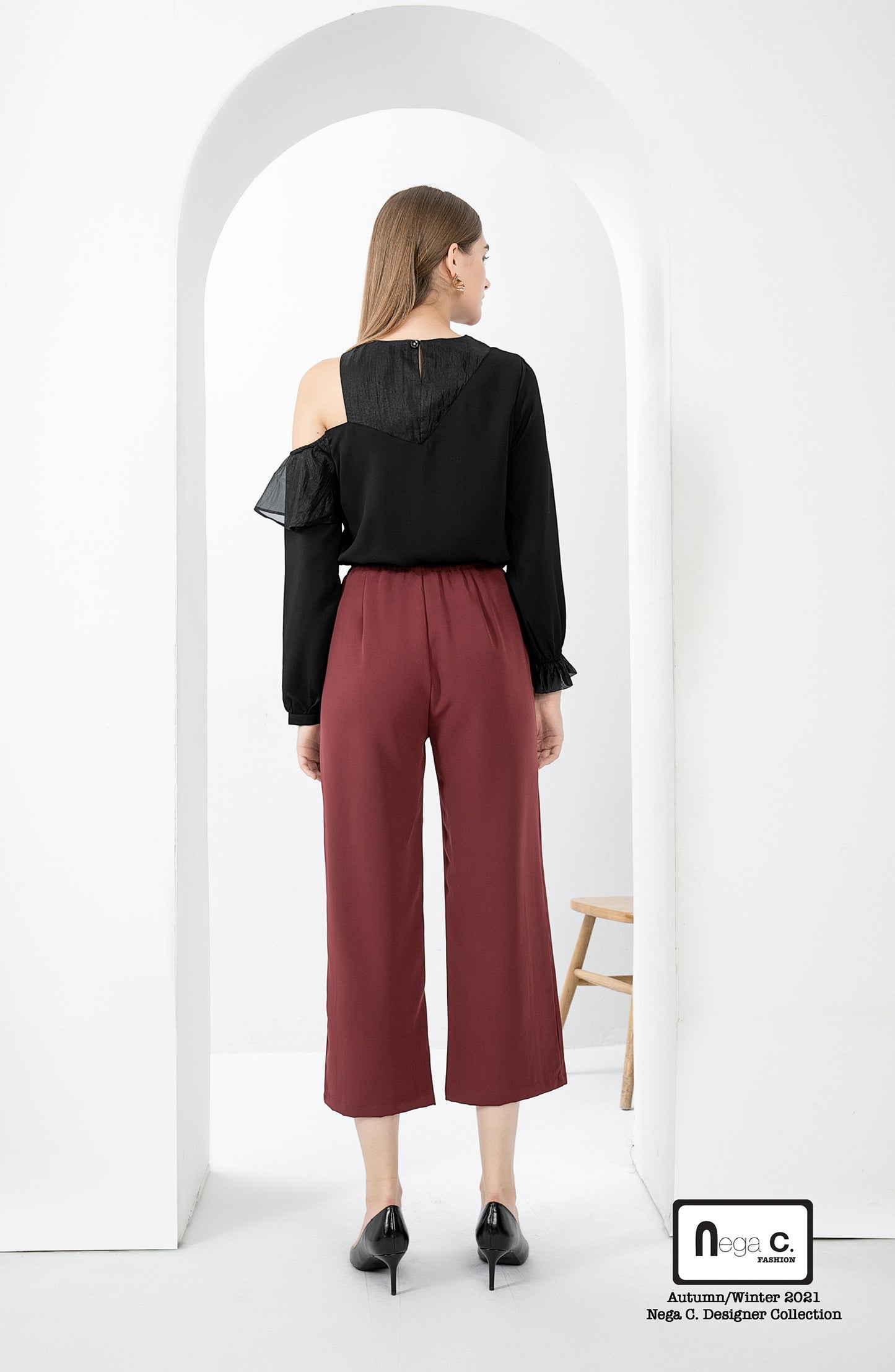 Nega C. Round Neck Pressed Off Shoulder Top|สีดำ|