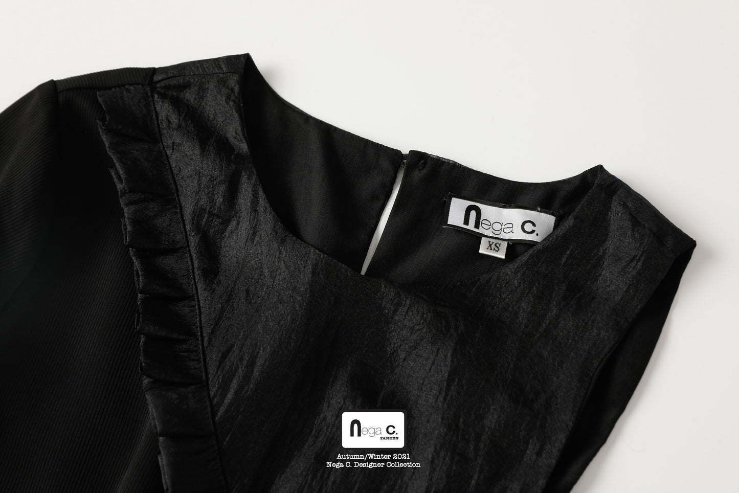 Nega C. Round Neck Pressed Off Shoulder Top|สีดำ|