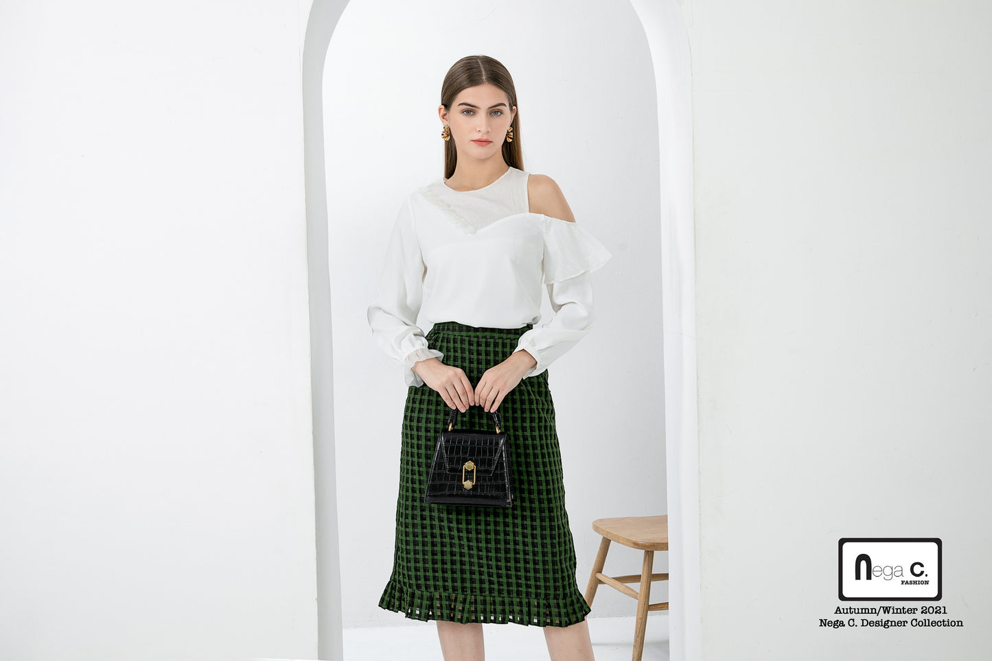 Nega C. Round Neck Pressed Off Shoulder Top|สีขาว|