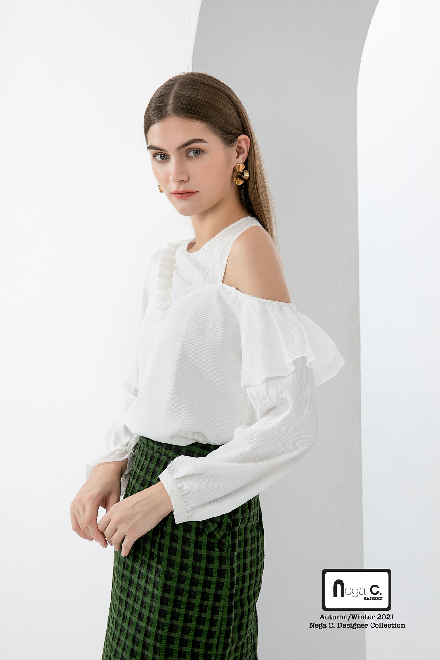 Nega C. Round Neck Pressed Off Shoulder Top|สีขาว|