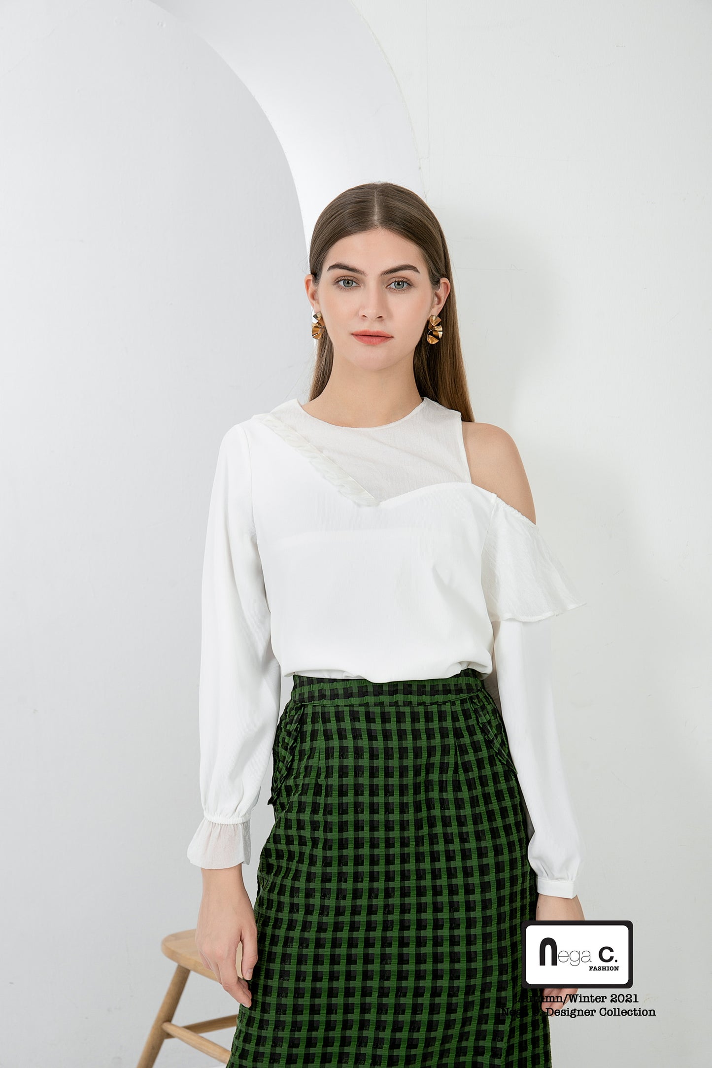 Nega C. Round Neck Pressed Off Shoulder Top|สีขาว|