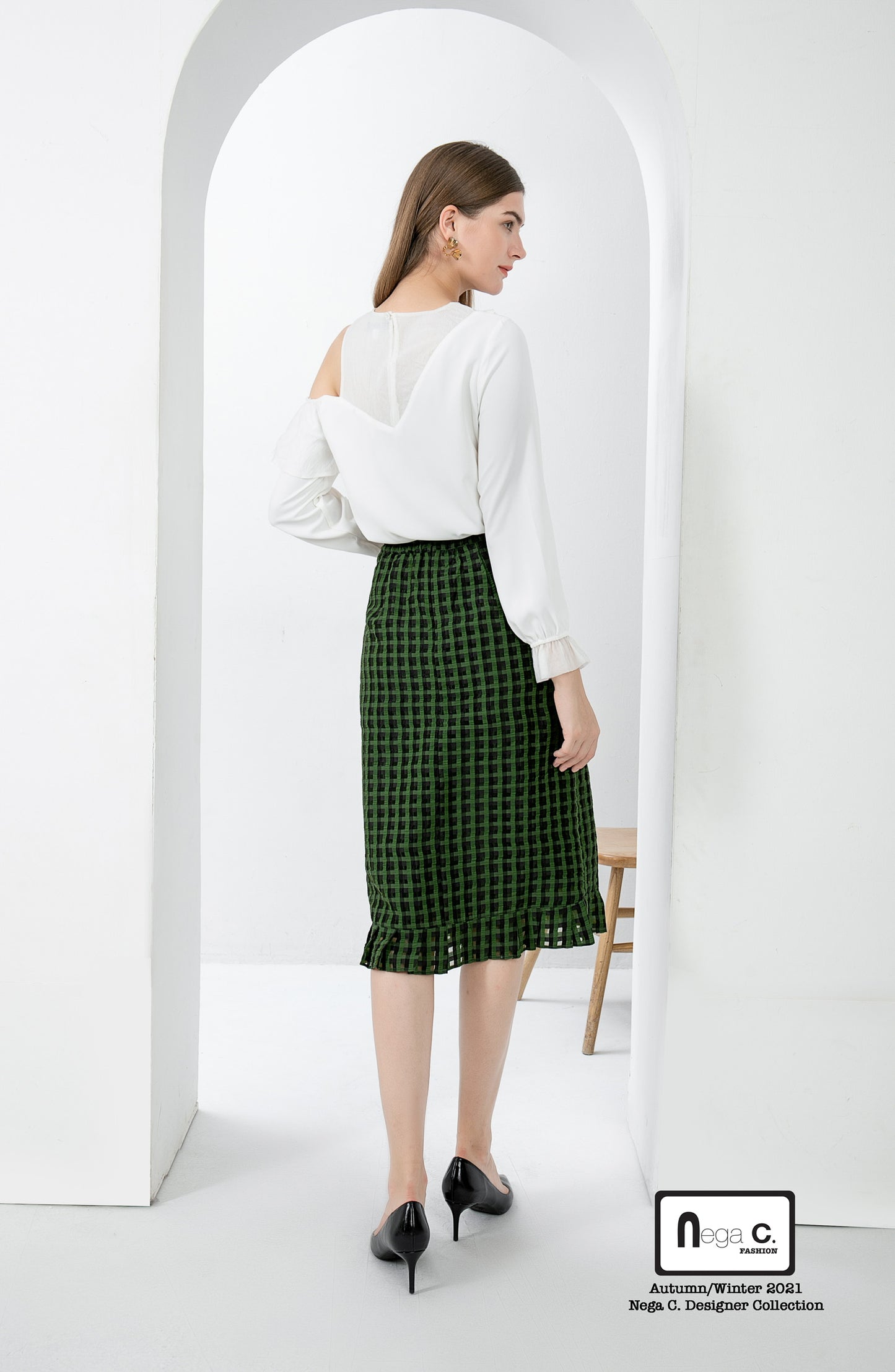 Nega C. Round Neck Pressed Off Shoulder Top|สีขาว|
