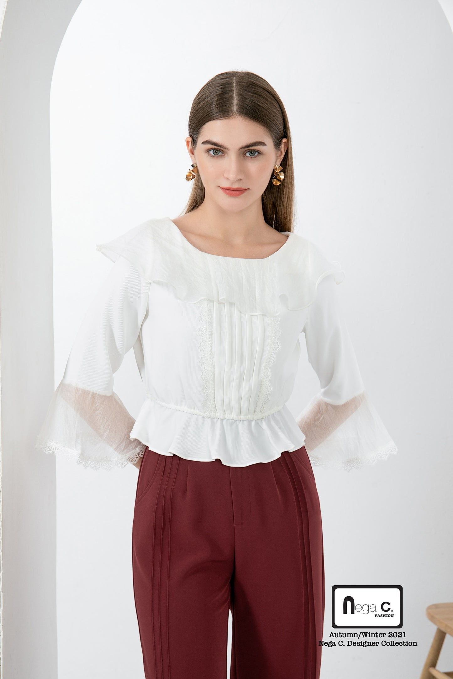 Nega C. เสื้อคอระบายลูกไม้บาน | สีขาว |