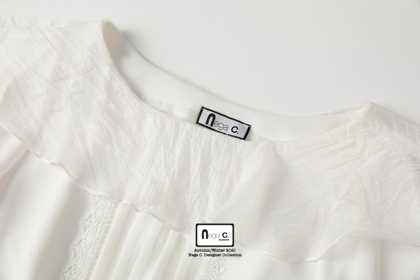 Nega C. เสื้อคอระบายลูกไม้บาน | สีขาว |