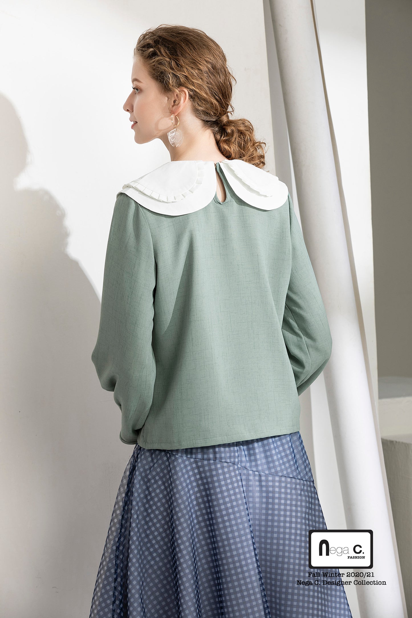 Nega C. เสื้อเชิ้ตลูกไม้คอกลมจับจีบบางสองชั้น |สีเขียว|ซับในแบบเรียบเรียง|