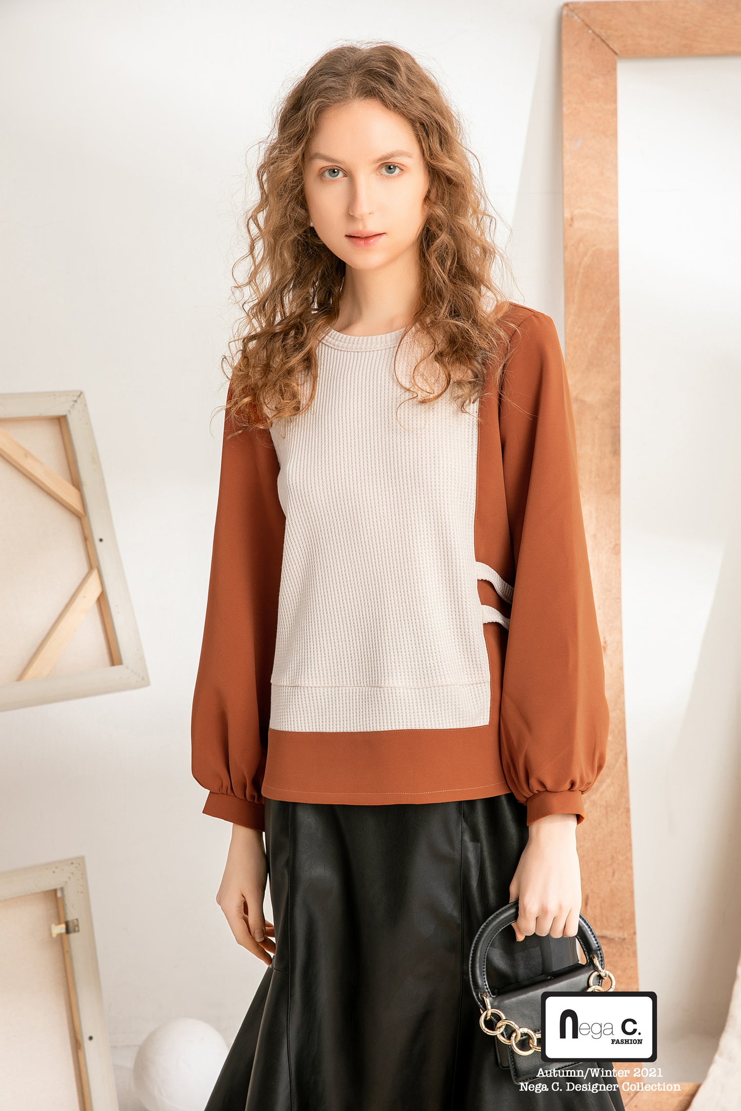 Nega C. เสื้อพัฟเย็บปะติดปะต่อคอกลม | สีน้ำตาล | ยืดเล็กน้อย | ไม่มีซับใน