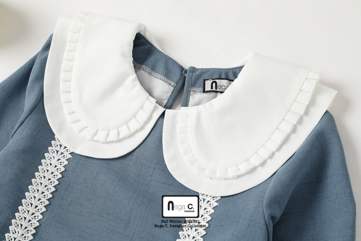 Nega C. เสื้อเชิ้ตลูกไม้คอกลมจับจีบบางสองชั้น |สีฟ้า|ซับในแบบเรียบเรียง|