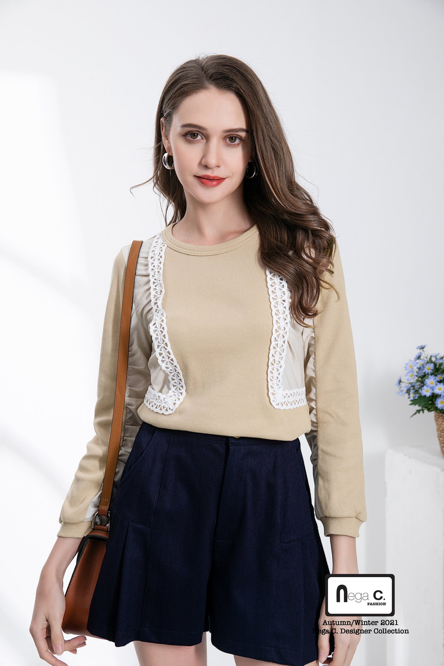 Nega C. เสื้อลูกไม้คอกลมแขนยาว | สีกากี | ยืดเล็กน้อย | ไม่มีซับใน