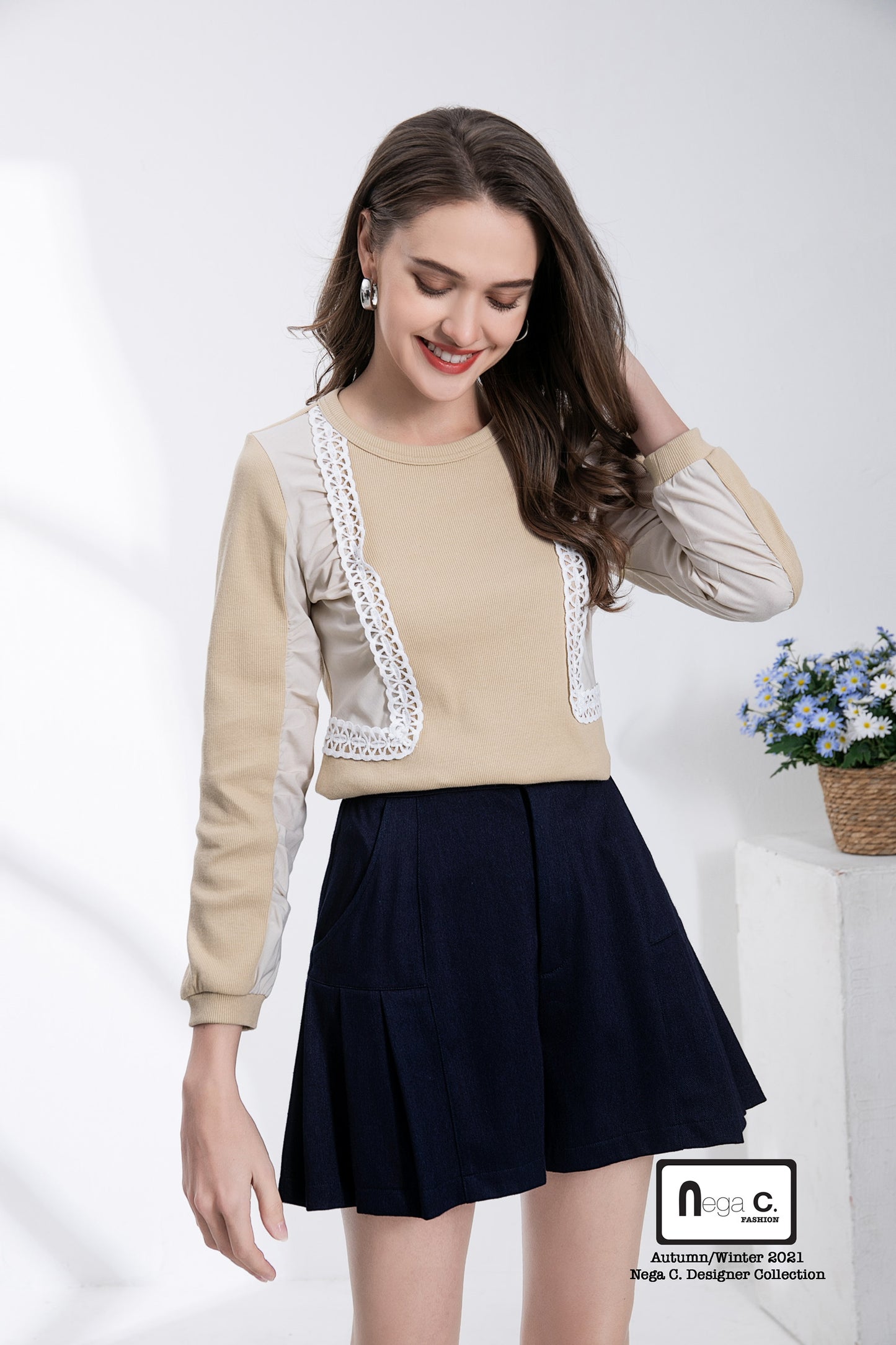 Nega C. เสื้อลูกไม้คอกลมแขนยาว | สีกากี | ยืดเล็กน้อย | ไม่มีซับใน