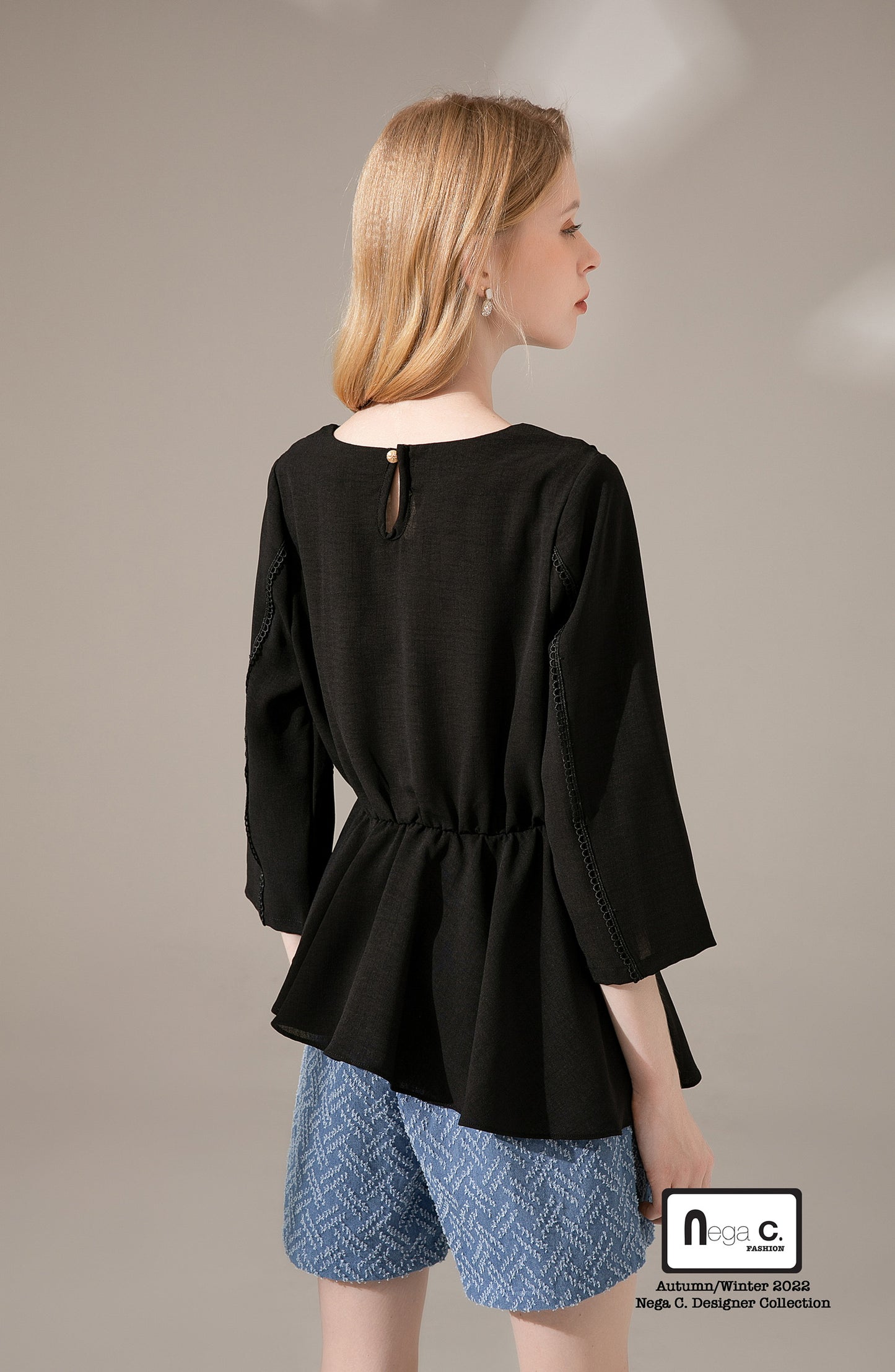 Nega C. เสื้อทูนิคระบายไม่สมมาตรคอ Sweetheart | สีดำ | ไม่ยืด | ไม่มีซับใน