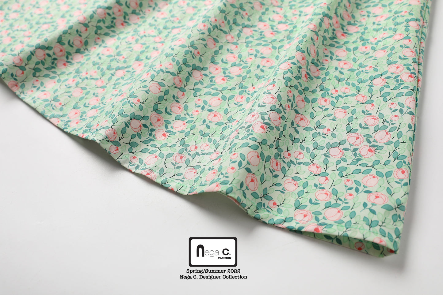 Nega C. เดรสคอกลมเย็บปะติดปะต่อลายดอกไม้ | สีเขียว | มีซับใน
