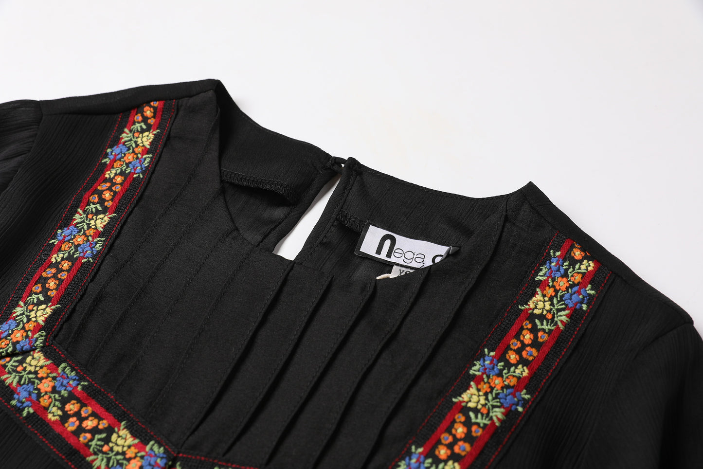 Nega C. เสื้อคอกลม Ethnic | สีดำ | ไม่มีซับใน