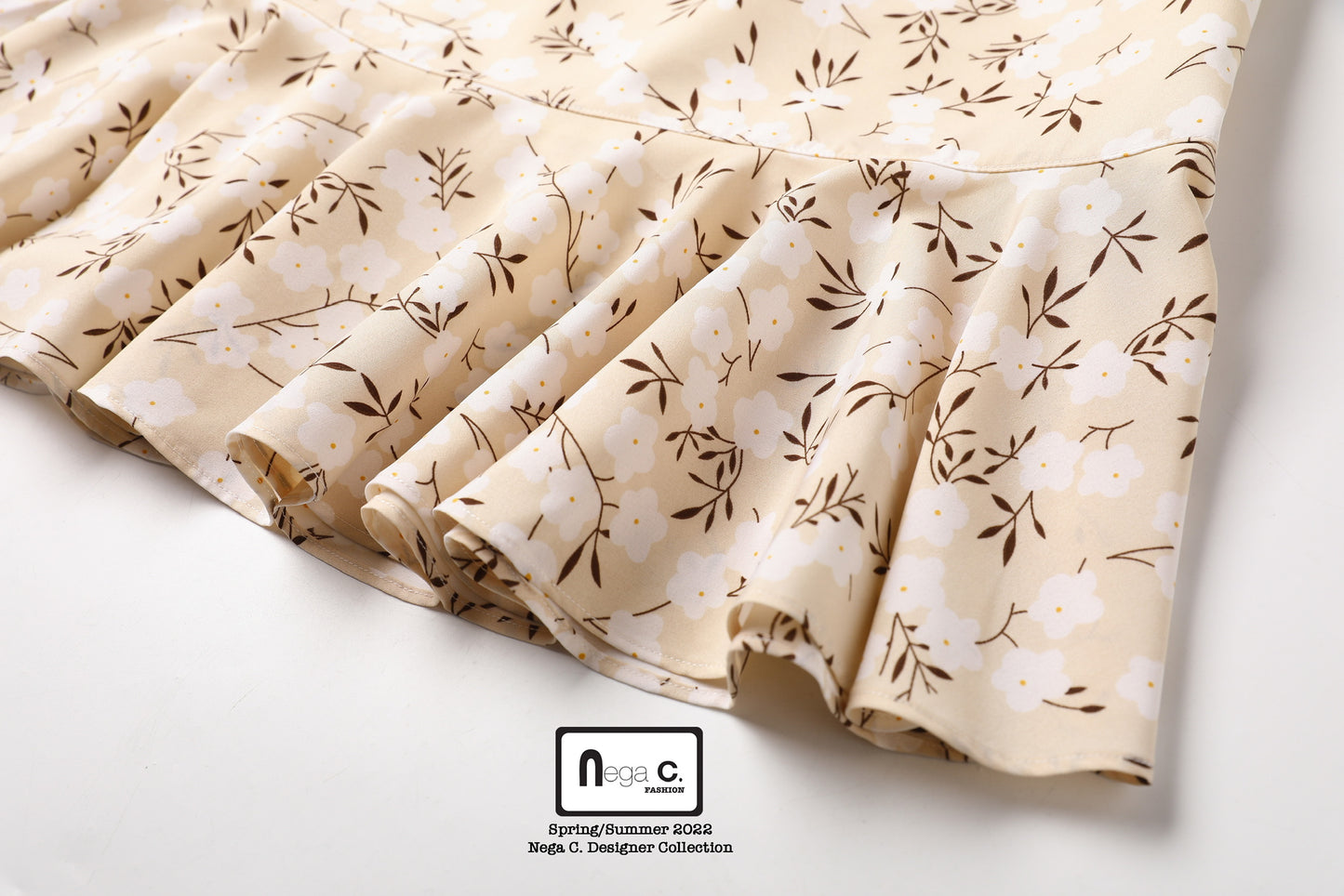 Nega C. เดรสคอเหลี่ยมลายดอกไม้เล็กสีขาว|สีแอปริคอท|มีซับใน