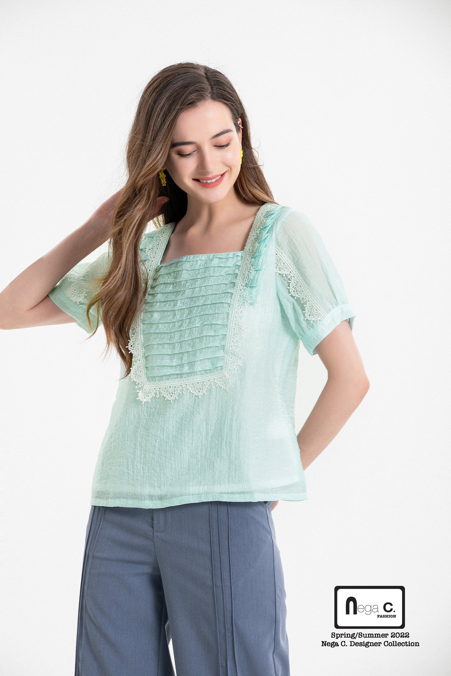 Nega C. เสื้อลูกไม้อัดพลีทคอเหลี่ยม|สีฟ้า|มีซับครึ่งตัว