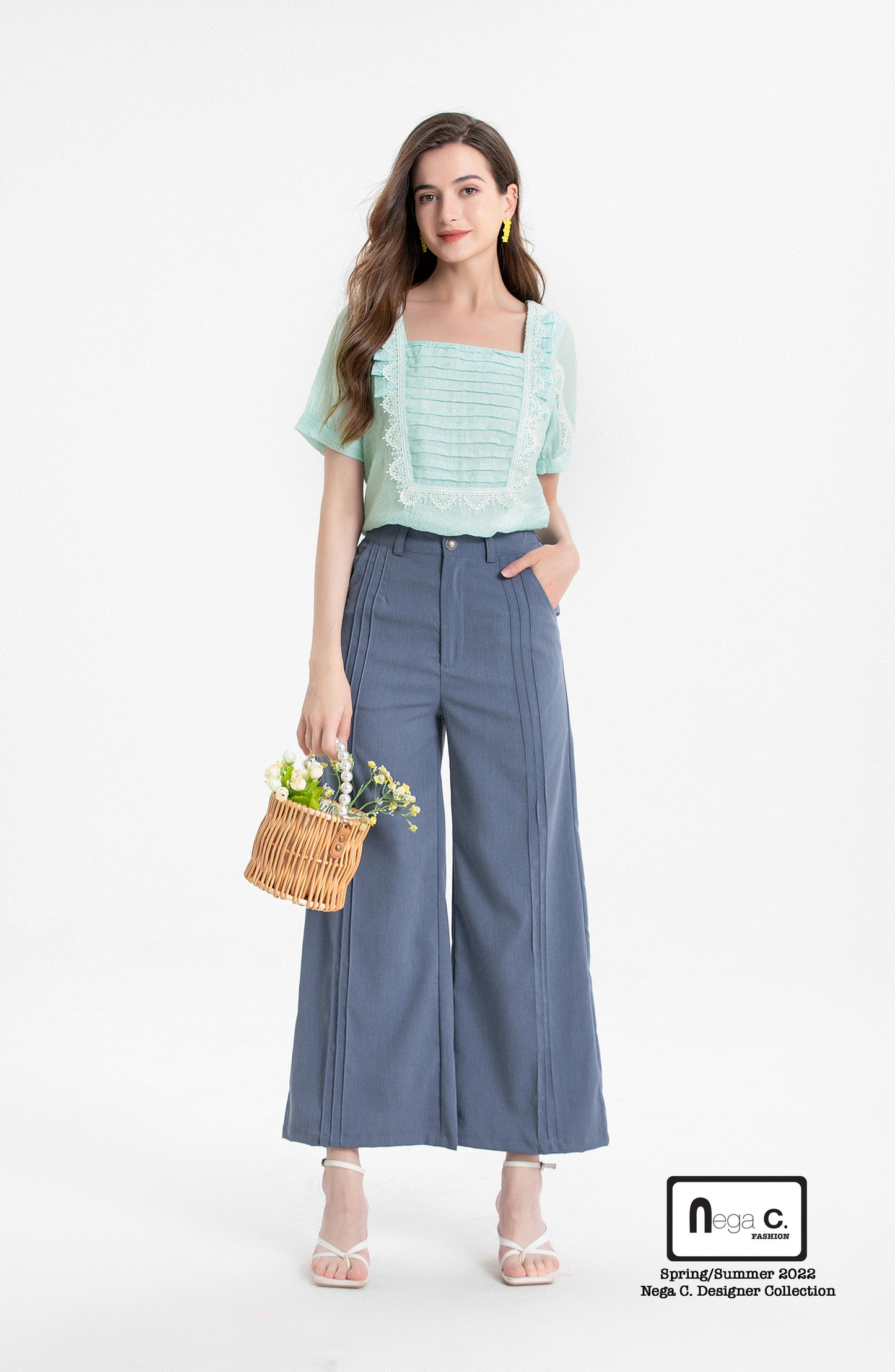 Nega C. เสื้อลูกไม้อัดพลีทคอเหลี่ยม|สีฟ้า|มีซับครึ่งตัว