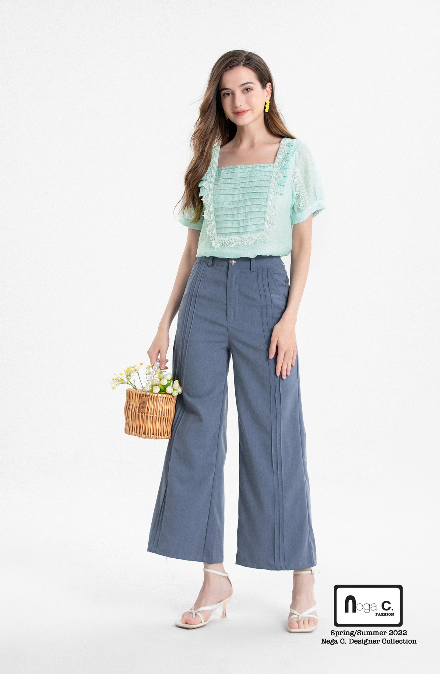Nega C. เสื้อลูกไม้อัดพลีทคอเหลี่ยม|สีฟ้า|มีซับครึ่งตัว