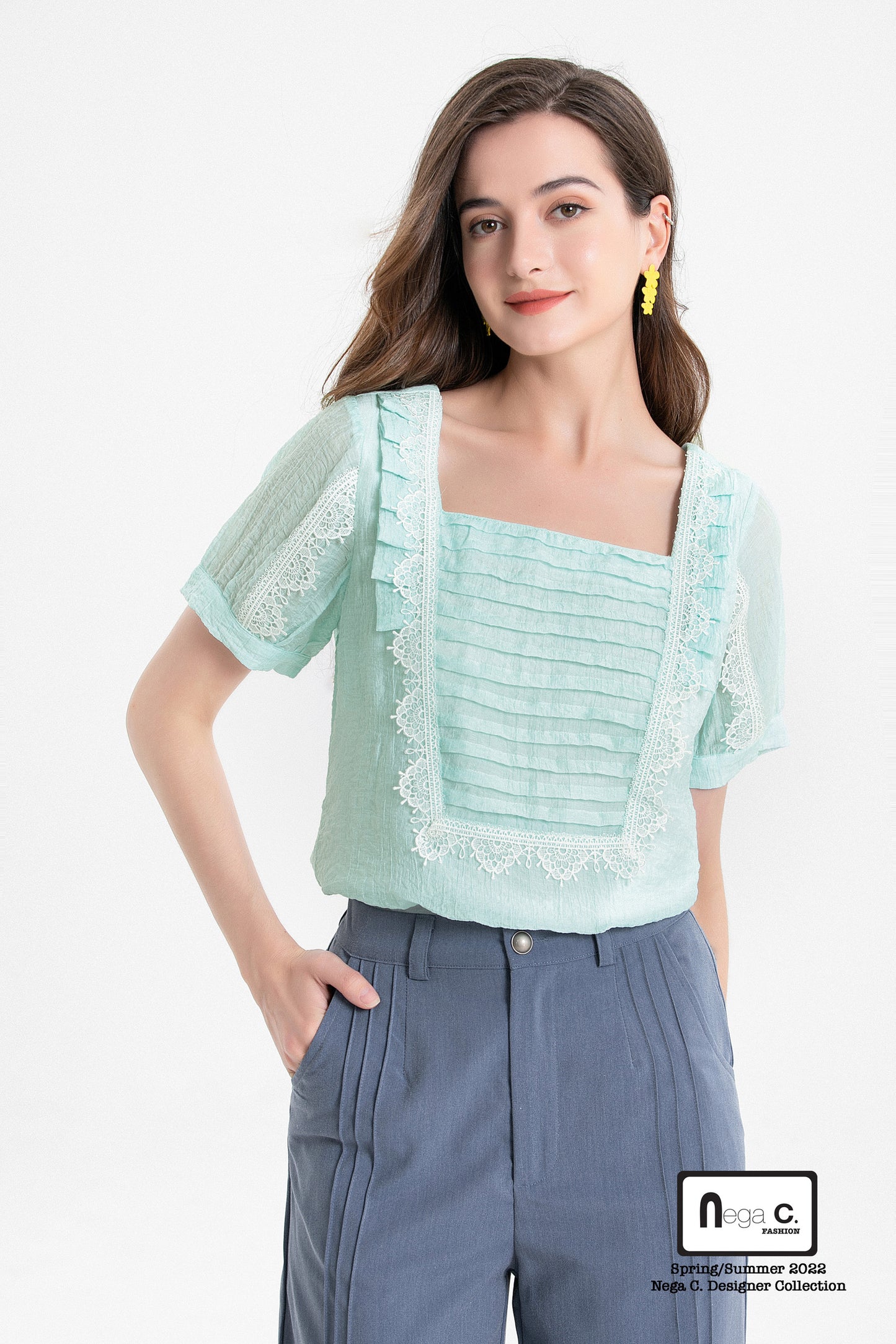 Nega C. เสื้อลูกไม้อัดพลีทคอเหลี่ยม|สีฟ้า|มีซับครึ่งตัว