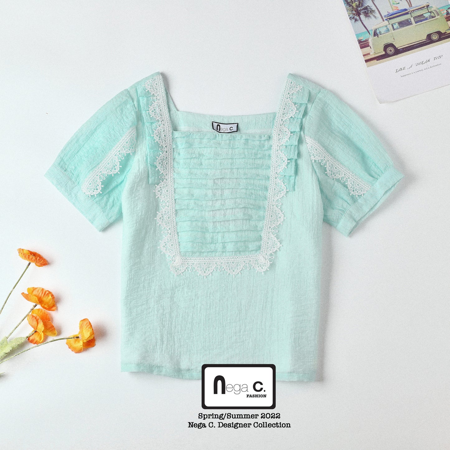 Nega C. เสื้อลูกไม้อัดพลีทคอเหลี่ยม|สีฟ้า|มีซับครึ่งตัว