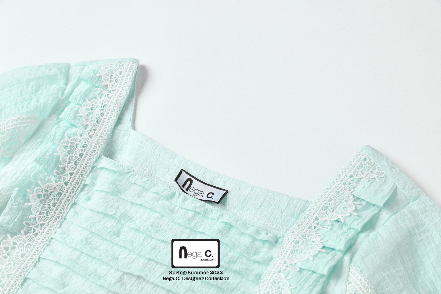 Nega C. เสื้อลูกไม้อัดพลีทคอเหลี่ยม|สีฟ้า|มีซับครึ่งตัว