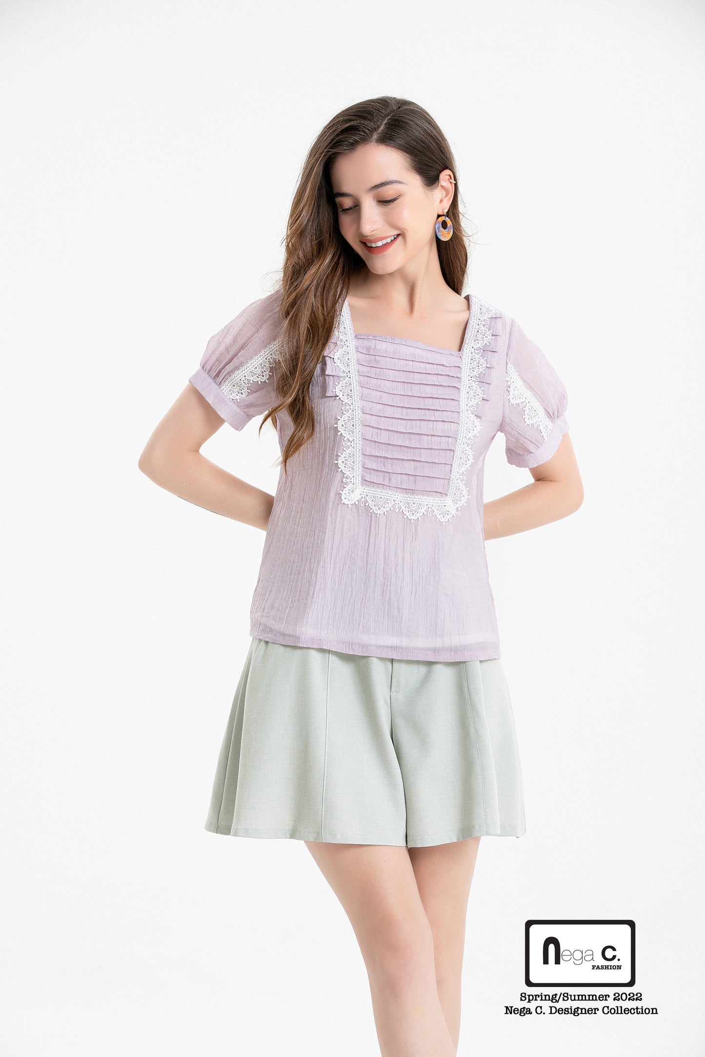 Nega C. เสื้อลูกไม้อัดพลีทคอเหลี่ยม|สีม่วง|ซับครึ่งตัว