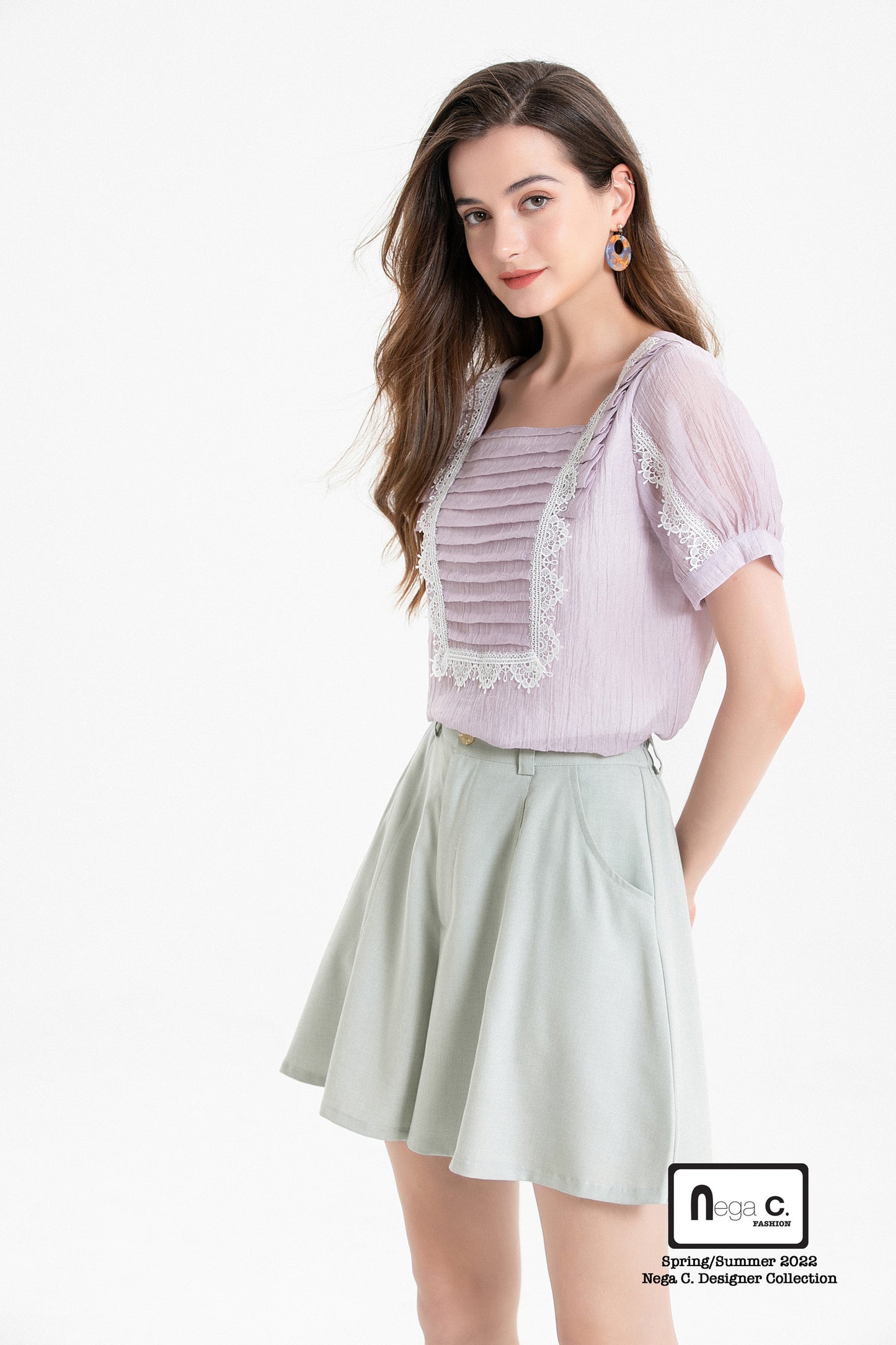 Nega C. เสื้อลูกไม้อัดพลีทคอเหลี่ยม|สีม่วง|ซับครึ่งตัว