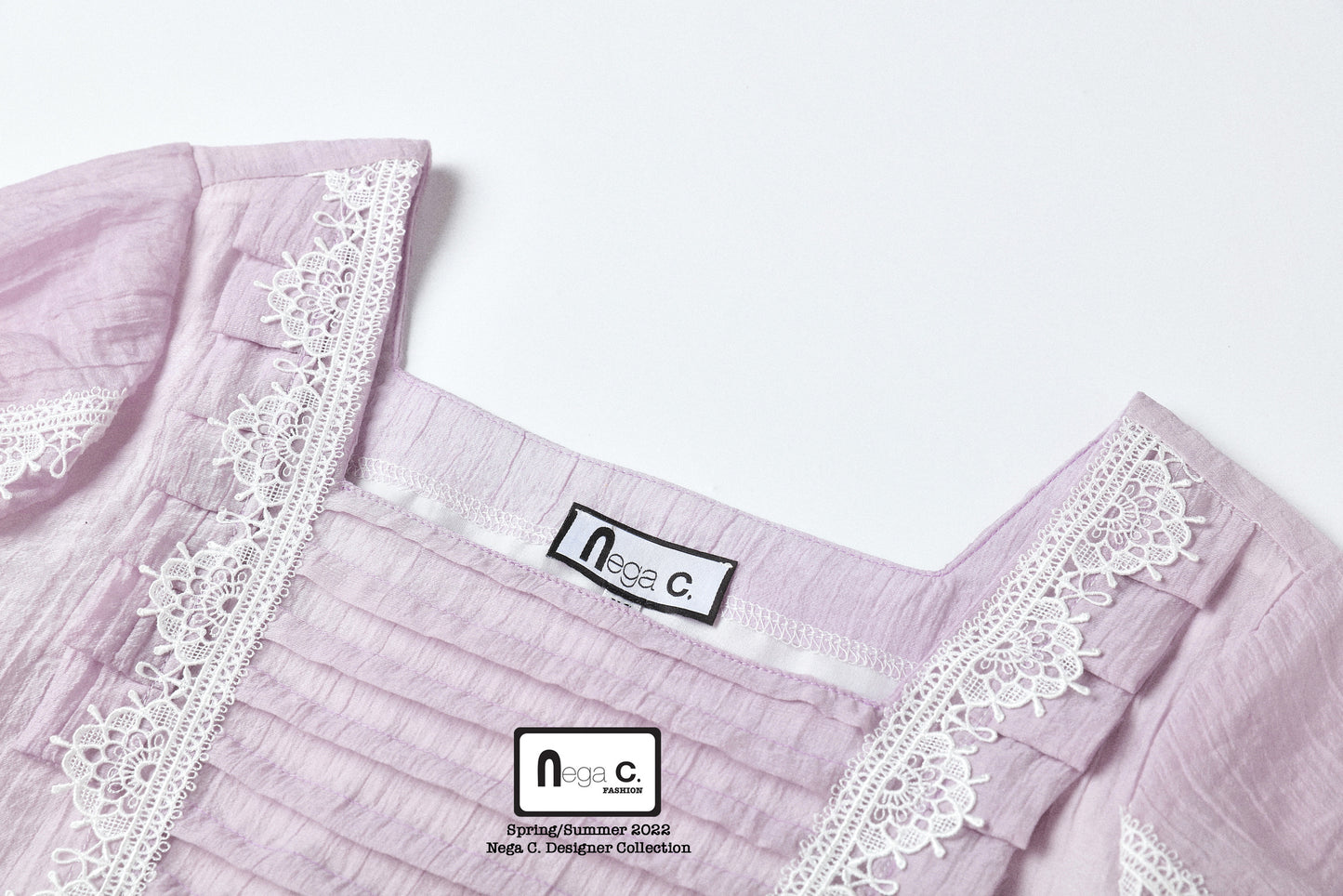 Nega C. เสื้อลูกไม้อัดพลีทคอเหลี่ยม|สีม่วง|ซับครึ่งตัว