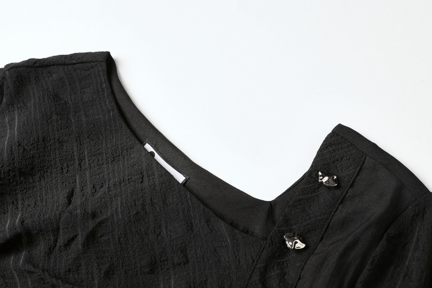 Nega C. เสื้อ Ruched คอไม่สมส่วน|สีดำ|มีซับในครึ่งตัว