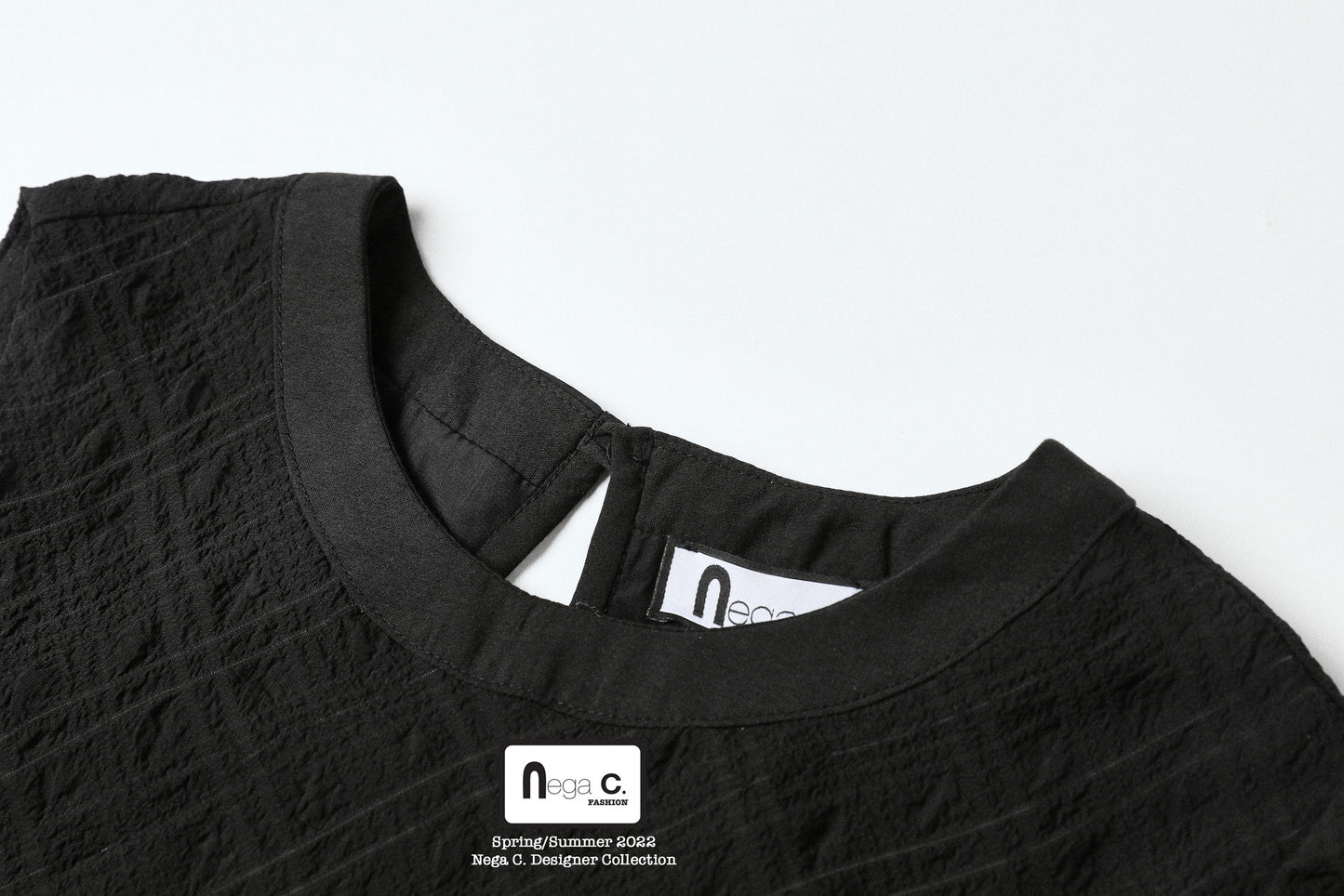 Nega C. เสื้อมีเชือกรูดแขนระบายคอกลม | สีดำ | มีซับในครึ่งตัว