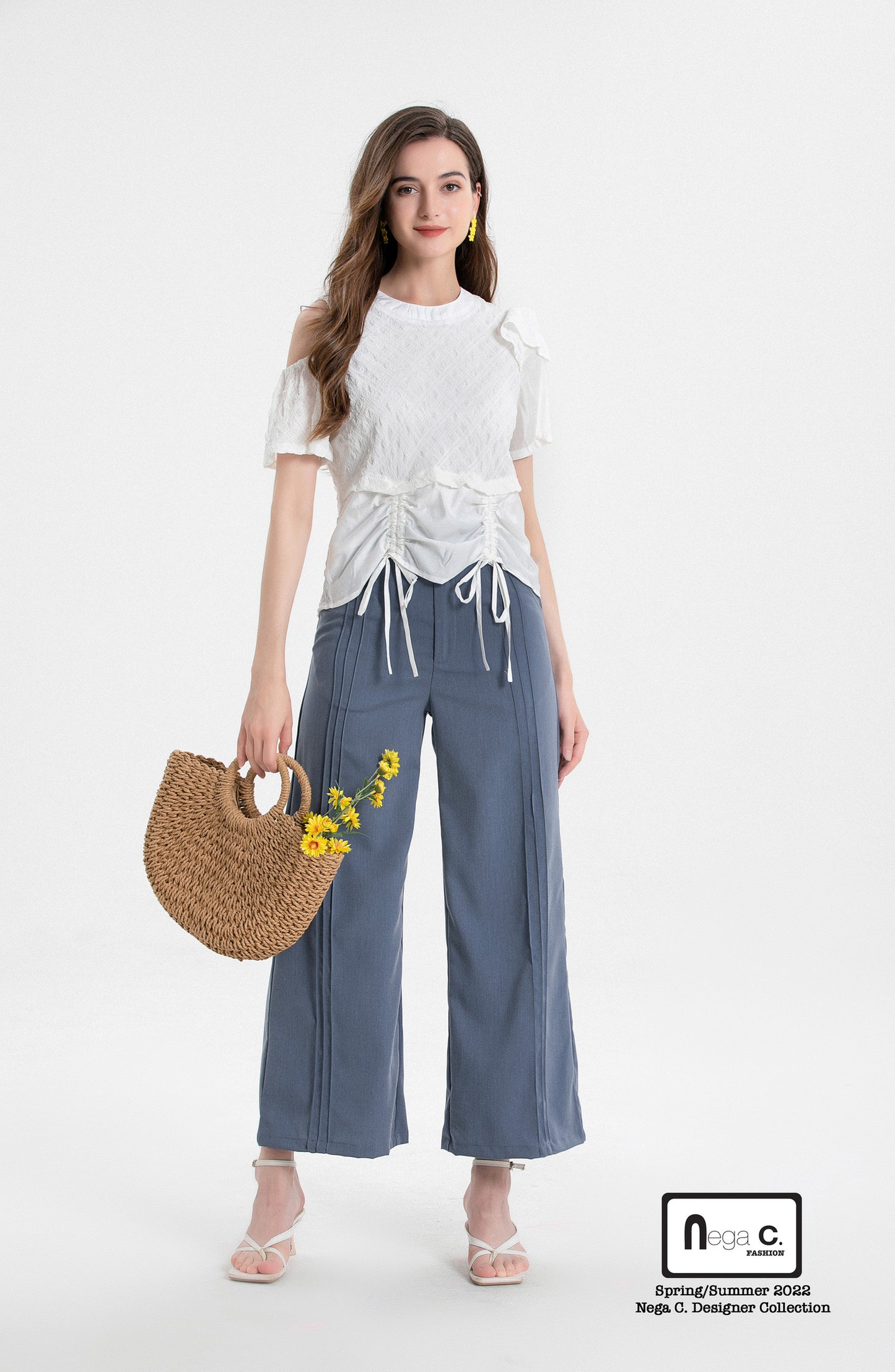Nega C. เสื้อมีเชือกผูกปิดไหล่ปาดไหล่ | สีขาว | มีซับครึ่งตัว
