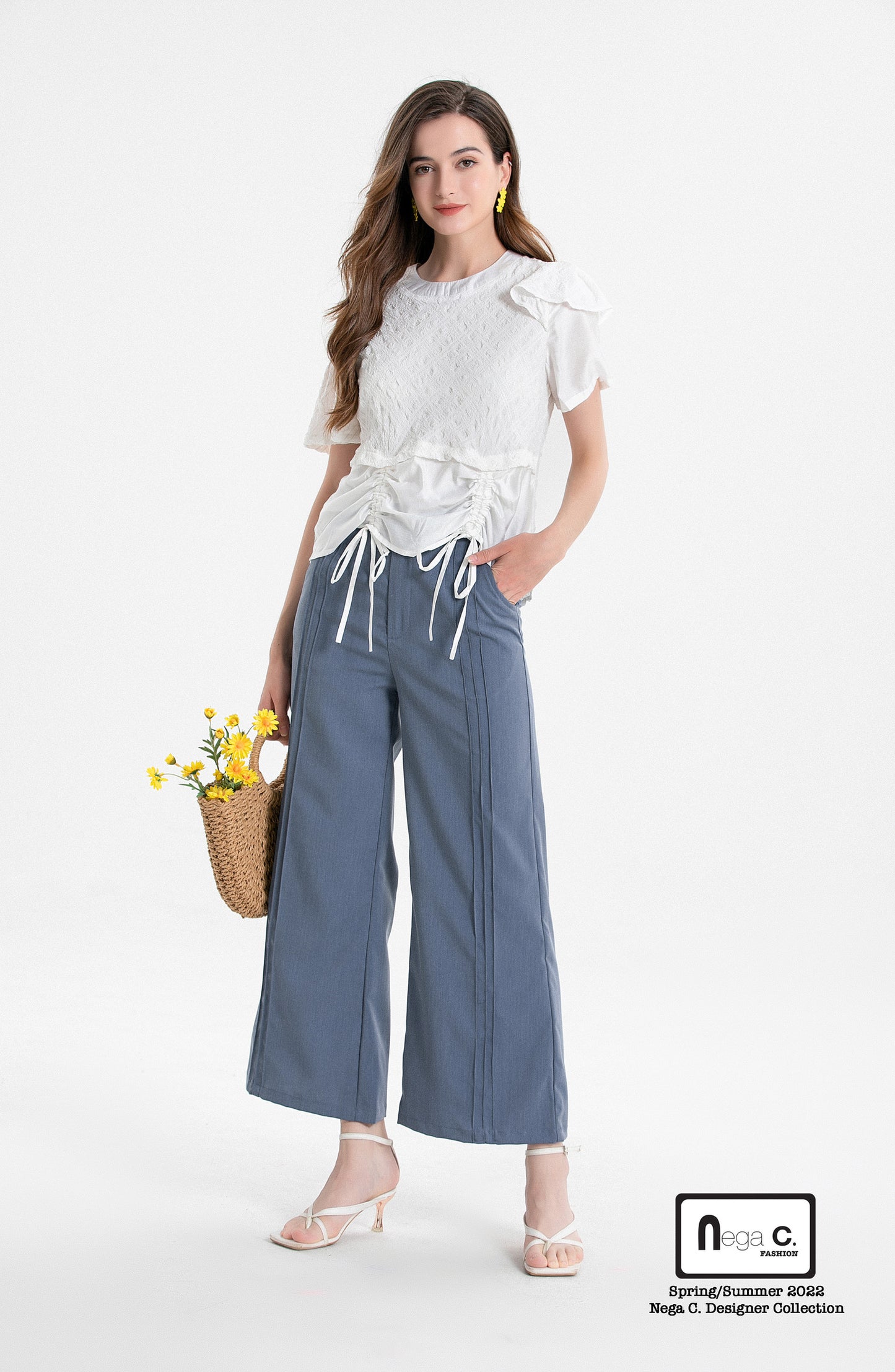 Nega C. เสื้อมีเชือกผูกปิดไหล่ปาดไหล่ | สีขาว | มีซับครึ่งตัว