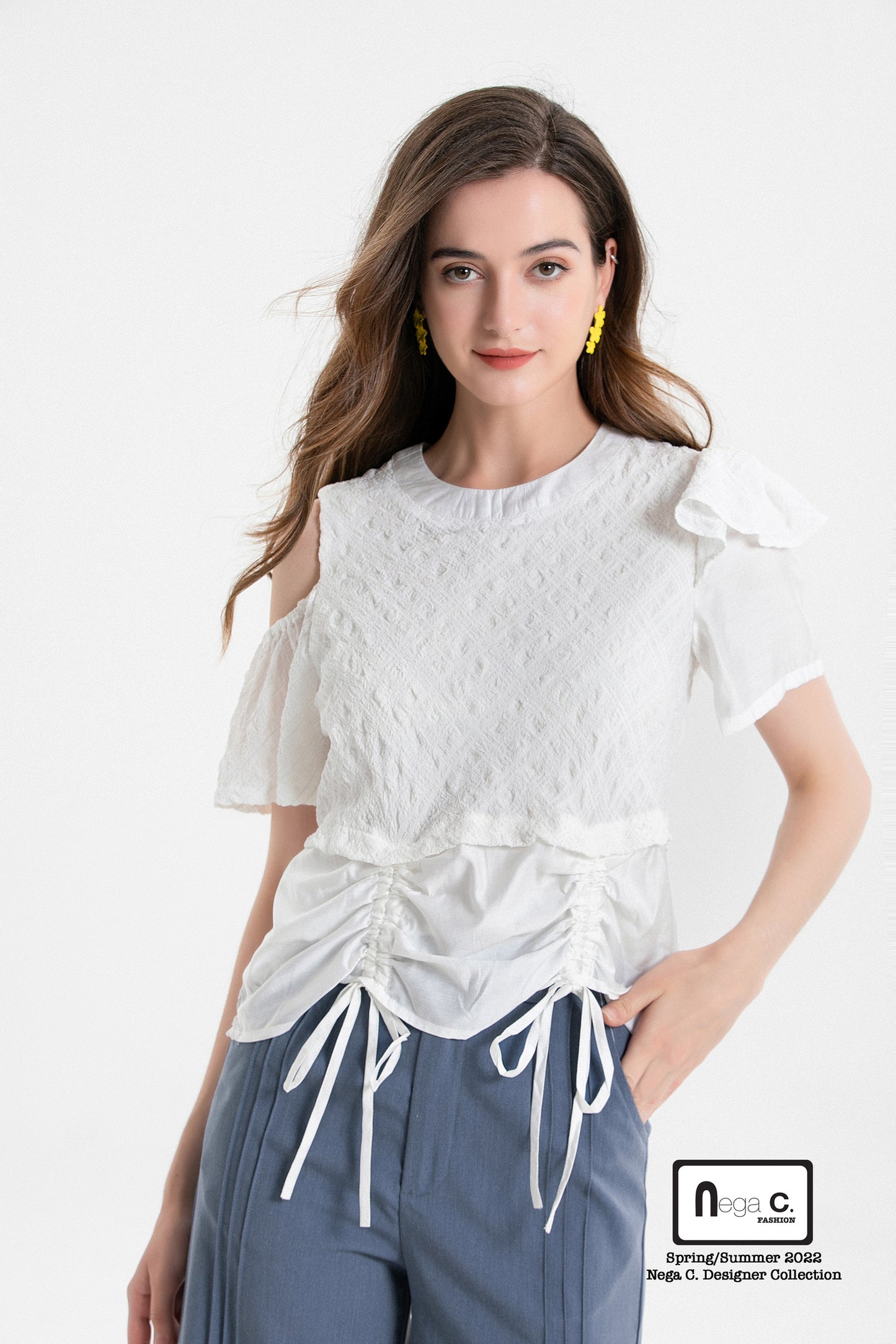 Nega C. เสื้อมีเชือกผูกปิดไหล่ปาดไหล่ | สีขาว | มีซับครึ่งตัว