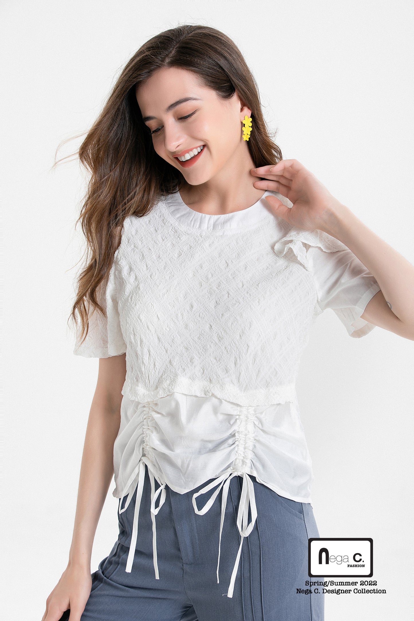Nega C. เสื้อมีเชือกผูกปิดไหล่ปาดไหล่ | สีขาว | มีซับครึ่งตัว