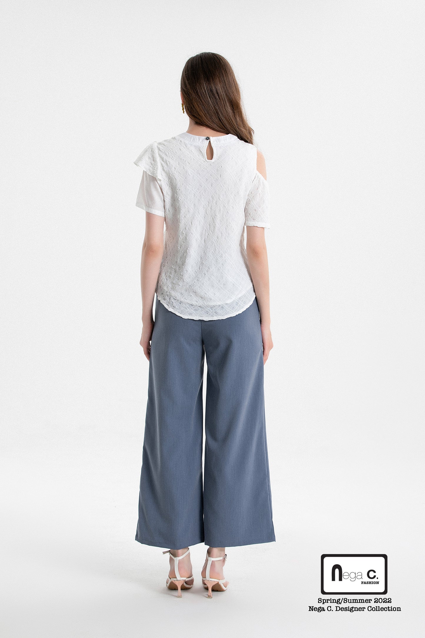 Nega C. เสื้อมีเชือกผูกปิดไหล่ปาดไหล่ | สีขาว | มีซับครึ่งตัว