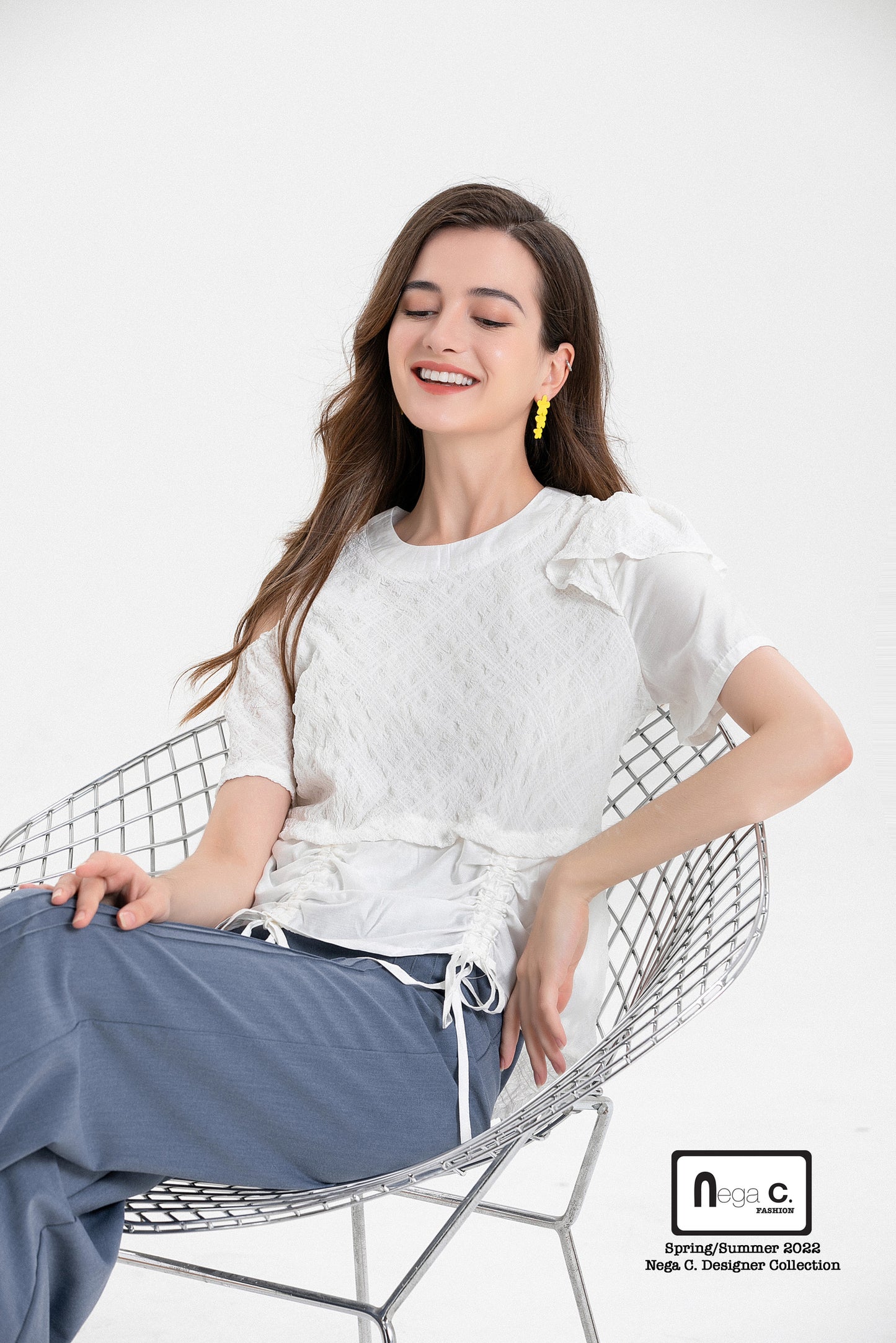 Nega C. เสื้อมีเชือกผูกปิดไหล่ปาดไหล่ | สีขาว | มีซับครึ่งตัว