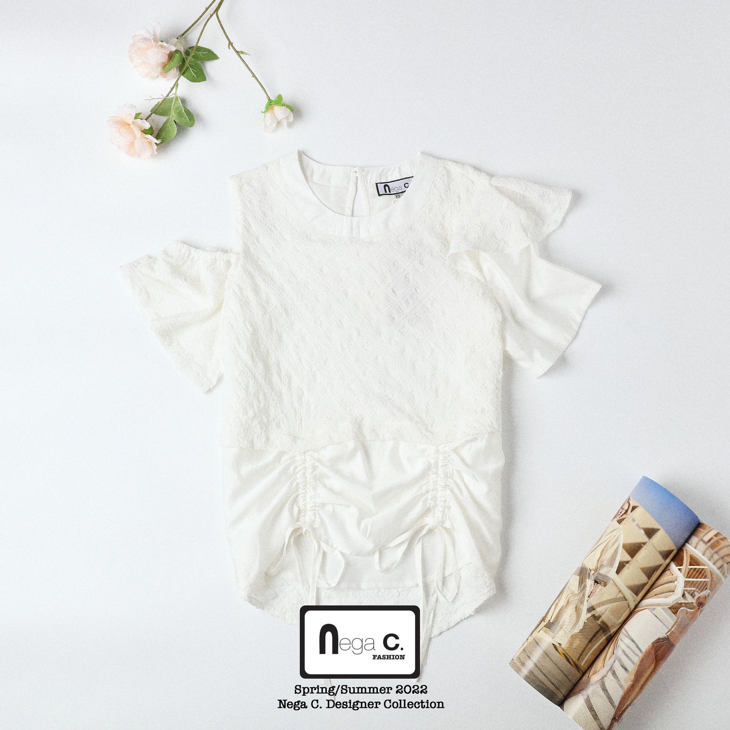 Nega C. เสื้อมีเชือกผูกปิดไหล่ปาดไหล่ | สีขาว | มีซับครึ่งตัว
