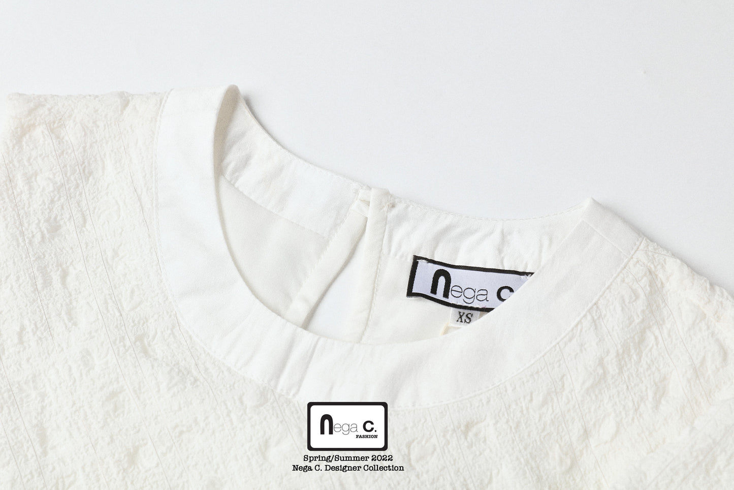 Nega C. เสื้อมีเชือกผูกปิดไหล่ปาดไหล่ | สีขาว | มีซับครึ่งตัว