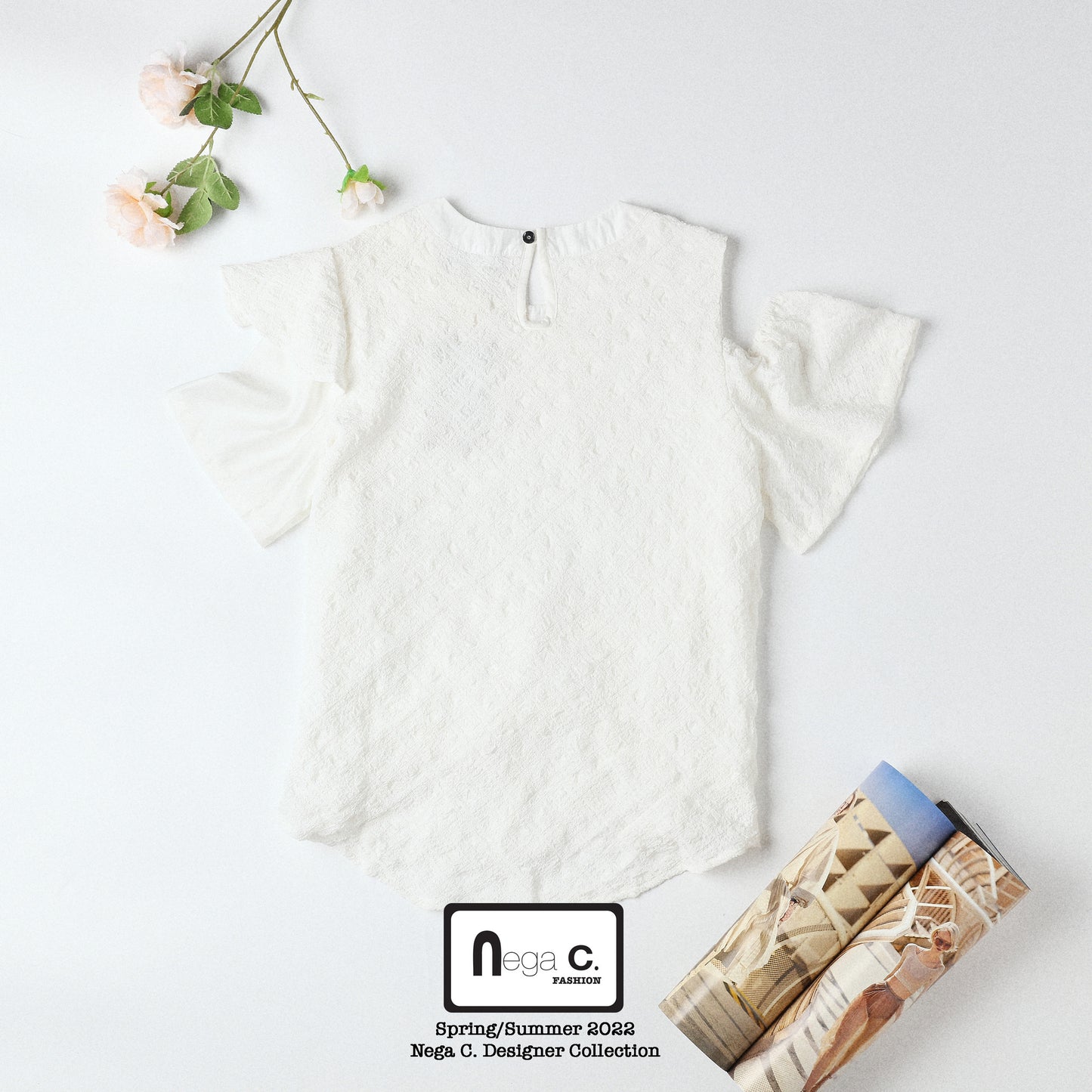 Nega C. เสื้อมีเชือกผูกปิดไหล่ปาดไหล่ | สีขาว | มีซับครึ่งตัว