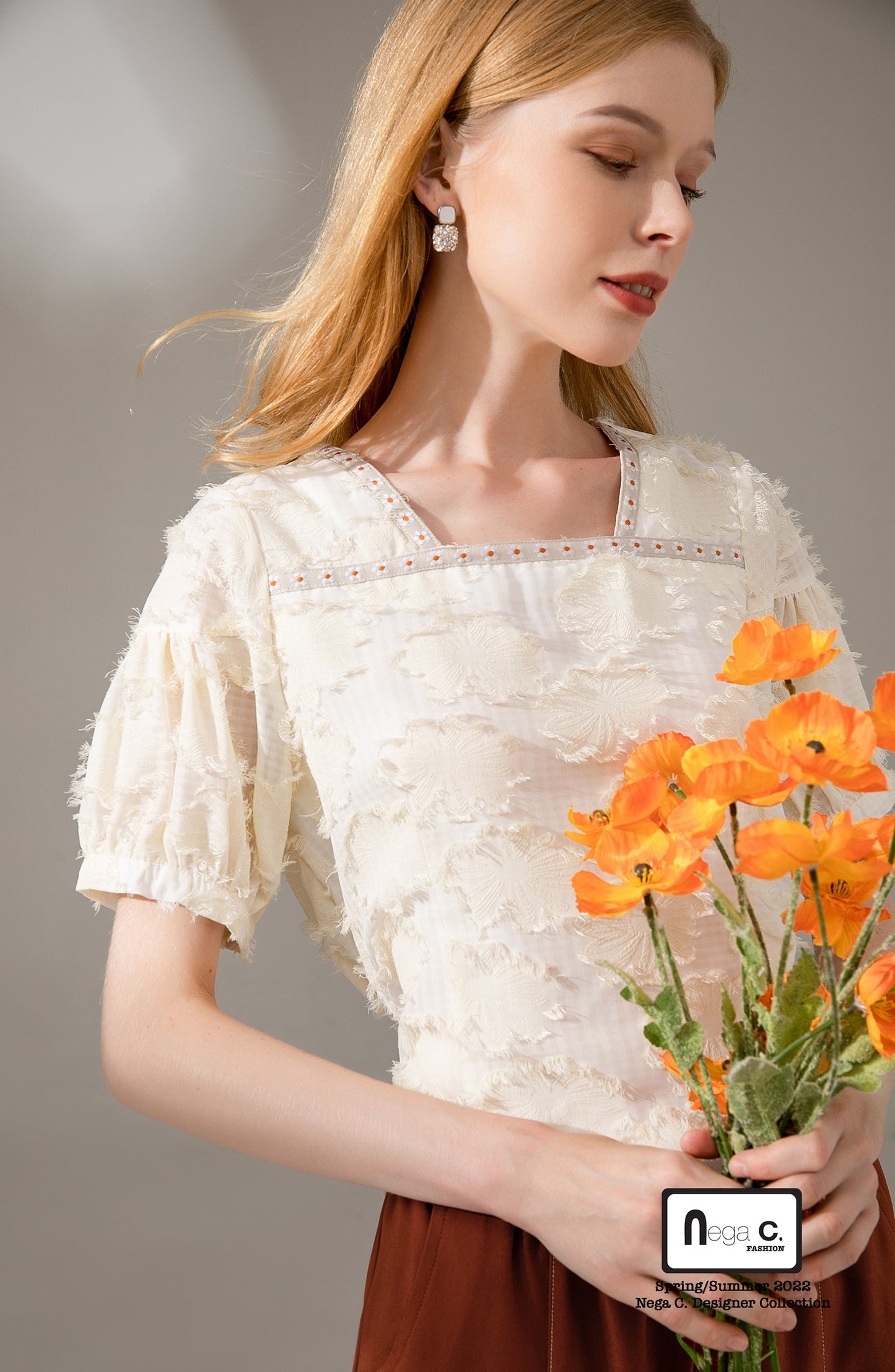 เสื้อแขนสั้นพัฟลายดอกไม้ | สีแอปริคอท | ซับครึ่งตัว | ไม่ยางยืด