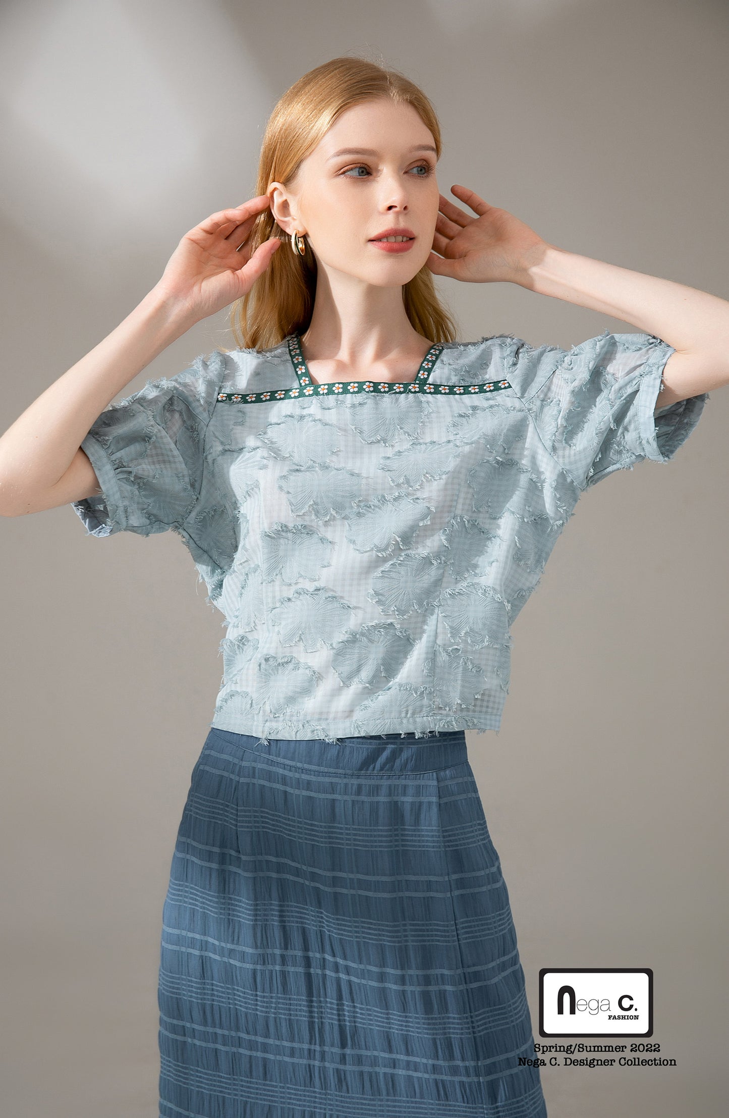 เสื้อแขนสั้นพัฟลายดอกไม้ | สีน้ำเงิน | ซับครึ่งตัว | ไม่ยืดหยุ่น